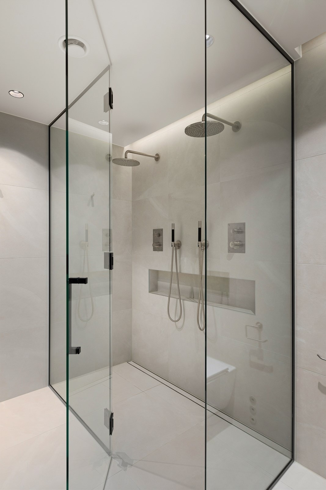 Dobbeldusj med spesialtilpasset glass og dør fra INR, samt innfelt lys i tak Galleribilde