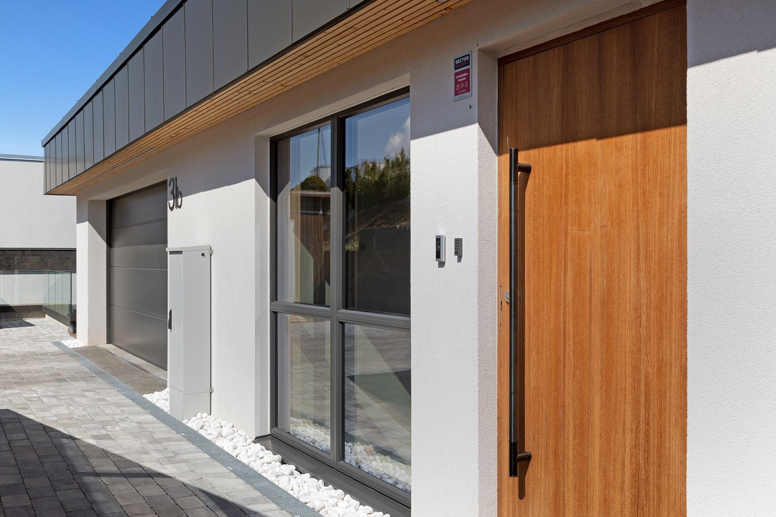 Inngangspartiet er meget flott, med eikedør, spiledetaljer og belysning fra ExpoNova Galleribilde