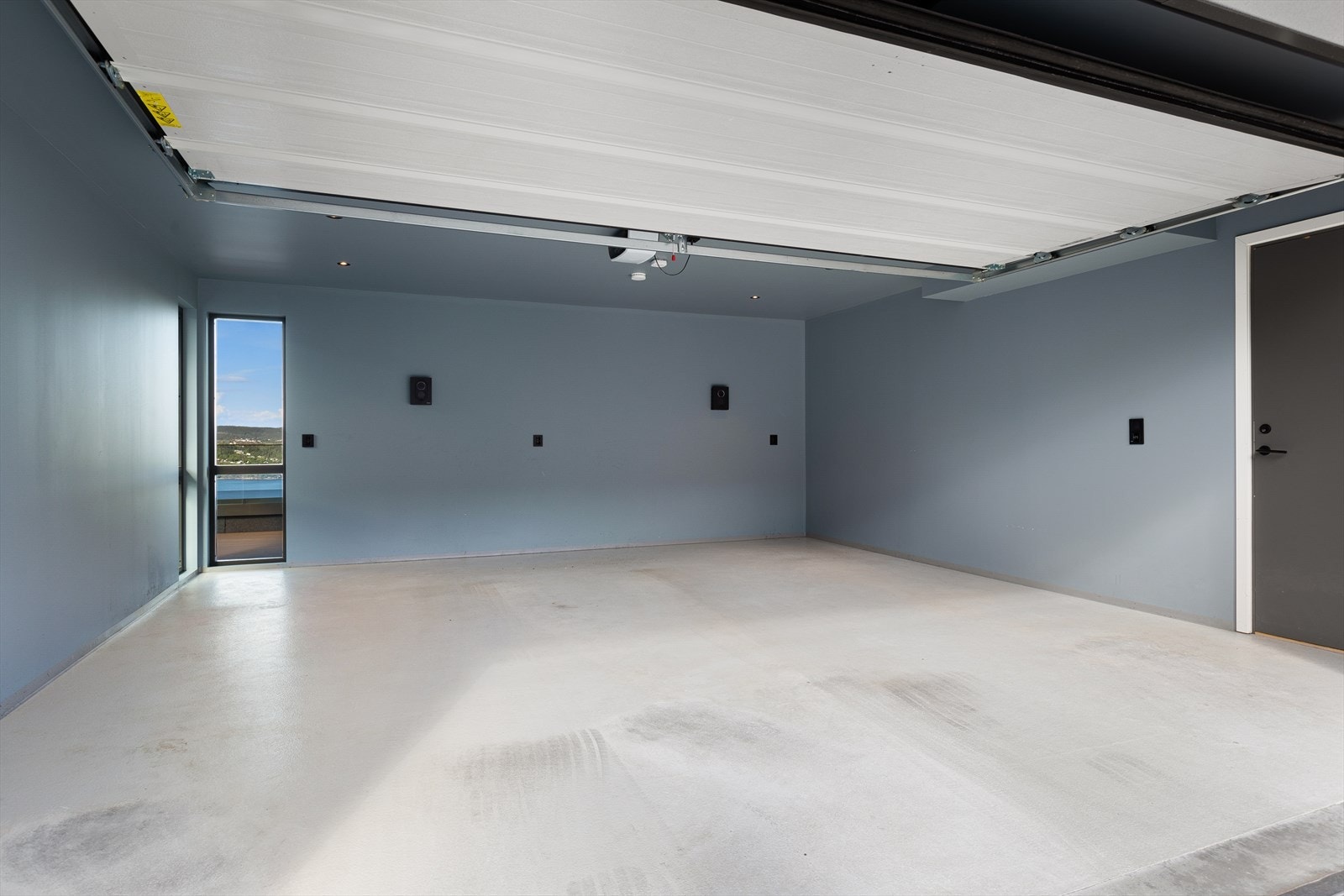 Garasjen har også egen adkomst direkte inn til huset - og har to elbilladere. Garasjen har flott standard med varmekabler, vindu og malte flater. Galleribilde