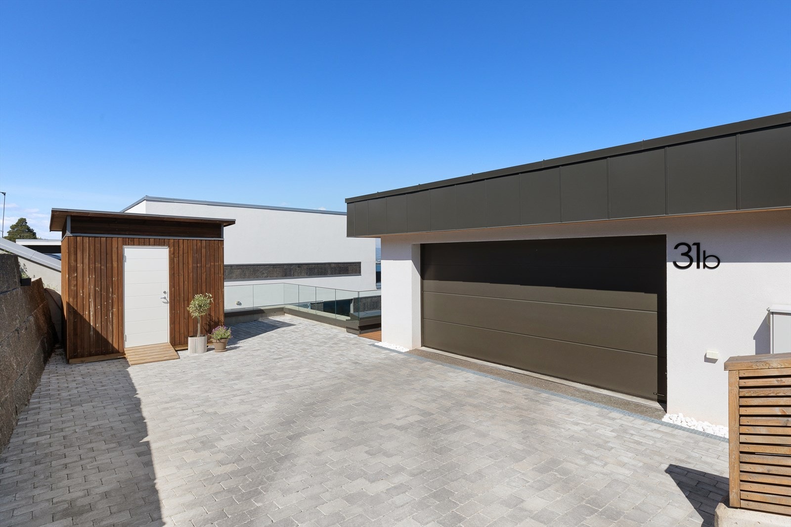 Langs vegg er det dekorgranitt - samt er det opparbeidet utebod. Det er klargjort strømtilførsel til lys i håndløper til spilerekkverk. Galleribilde