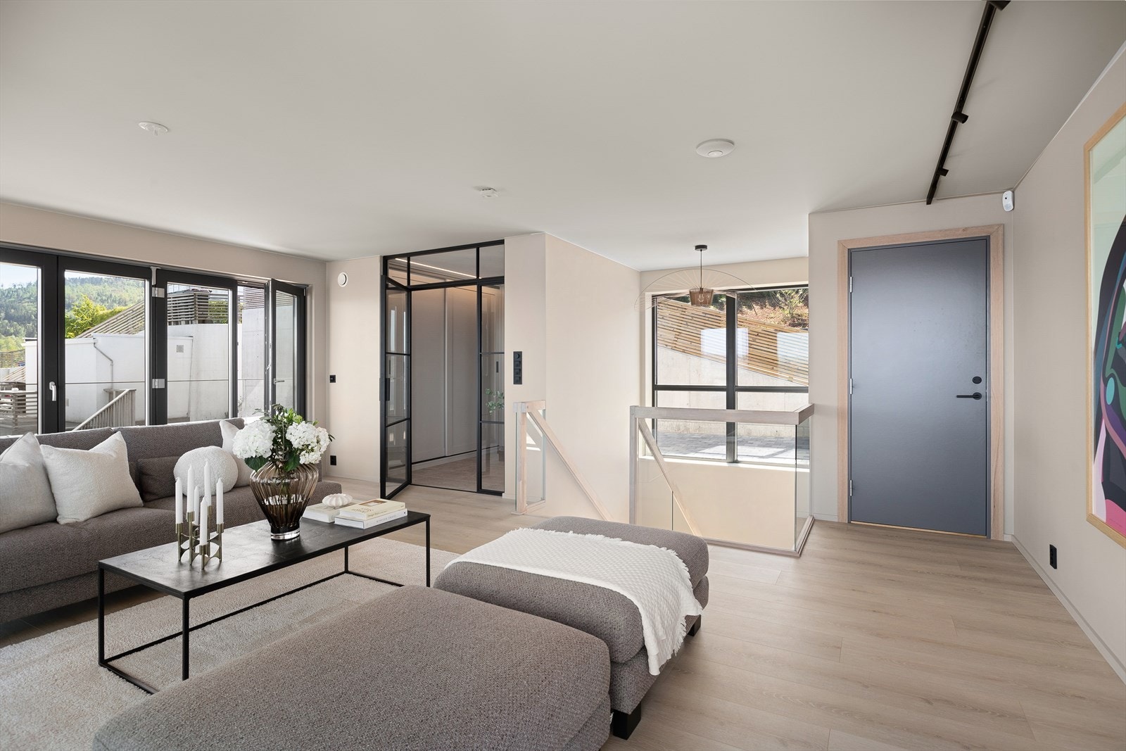 Via flotte smijernsdører fra Glassmester1 kommer man inn til en lys og fin stue - samt er det også sluse fra garasje inn her Galleribilde