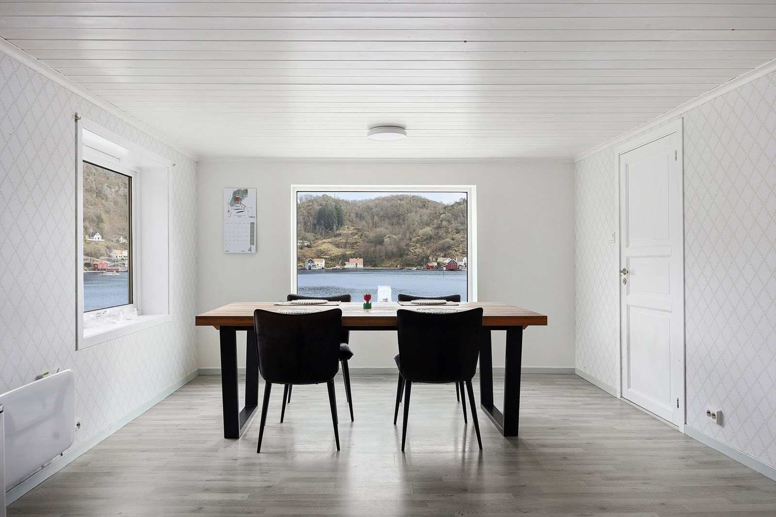 Koselig spiseplass med flott sjøutsikt. Galleribilde