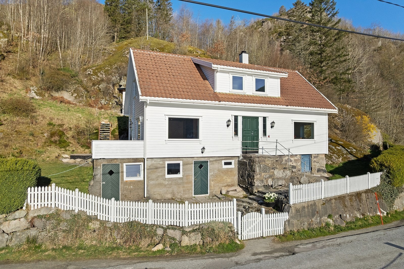 Sjarmerende bolighus som gjerne kan brukes som fritidsbolig da det ikke er boplikt her. Galleribilde