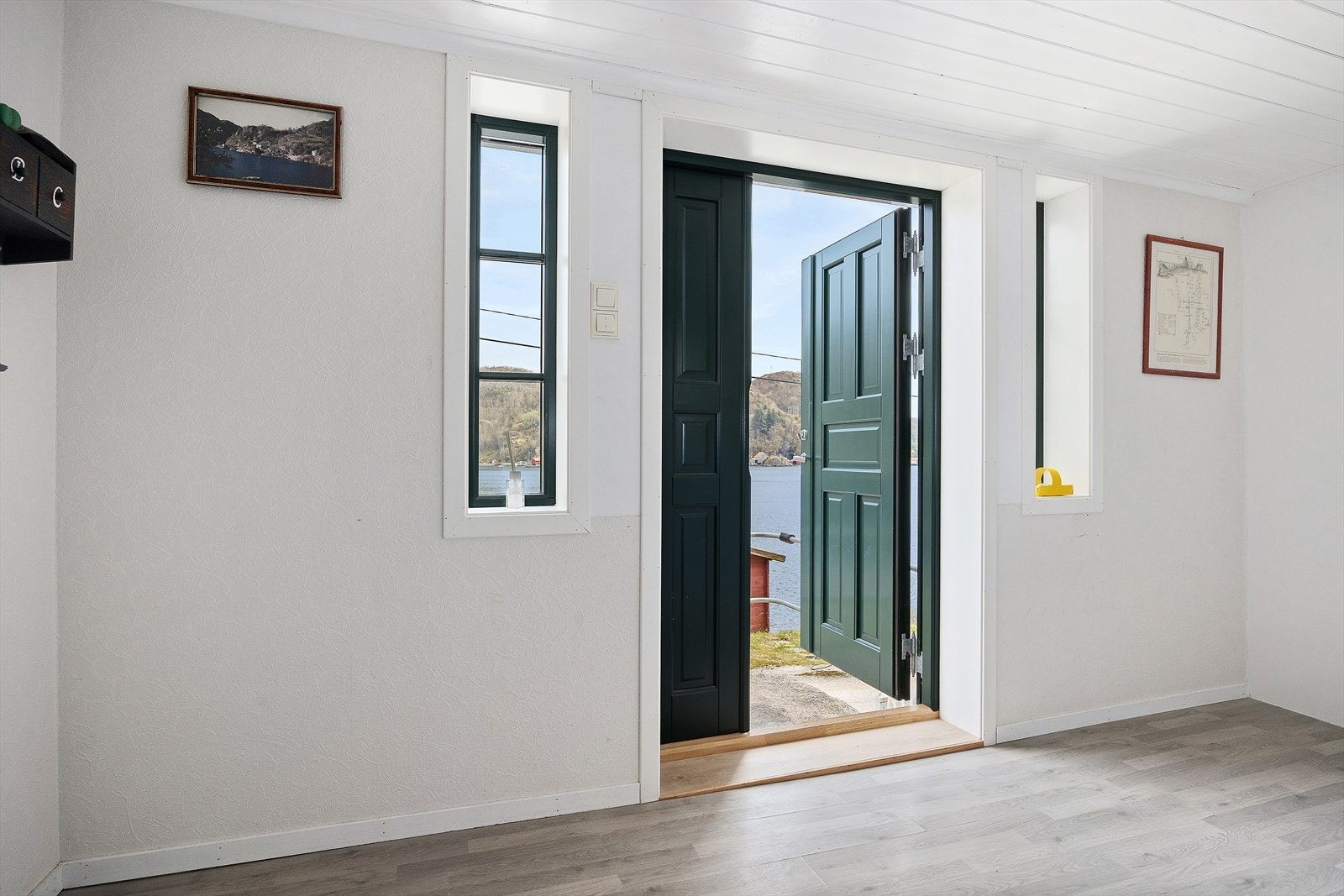 Gang av god størrelse med god plass til lagring av klær og sko. Galleribilde