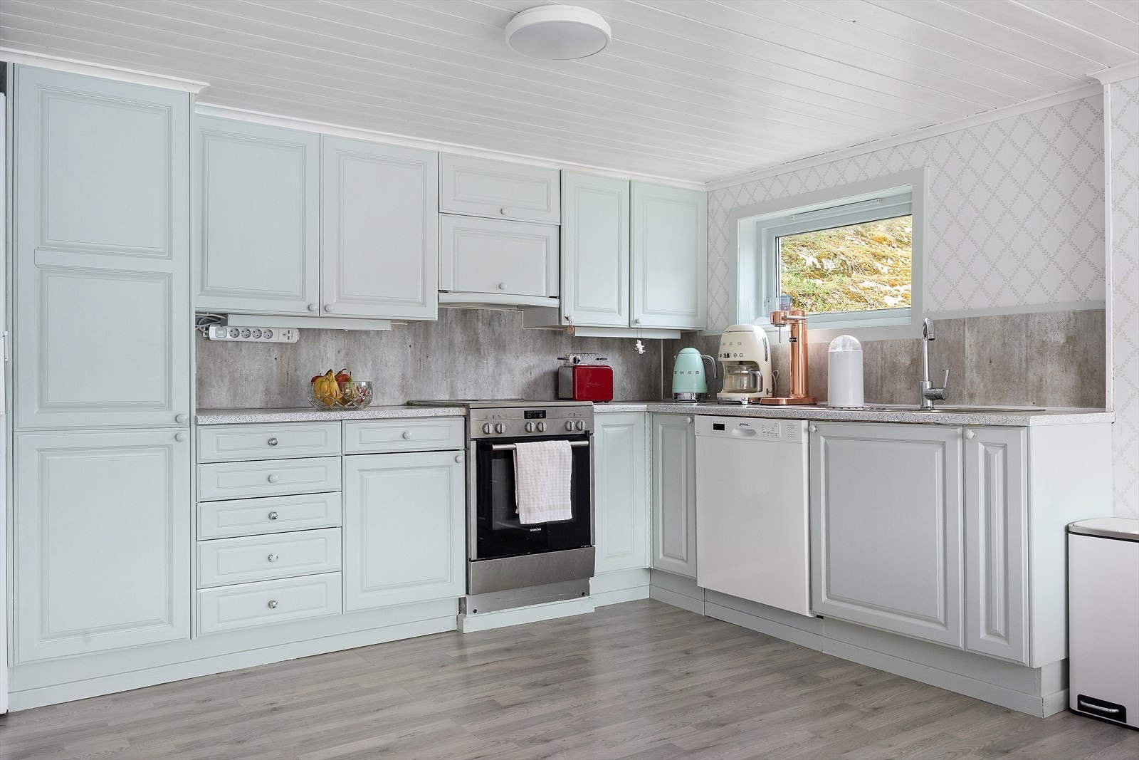 Hvitevarer på kjøkken medfølger handelen. Galleribilde