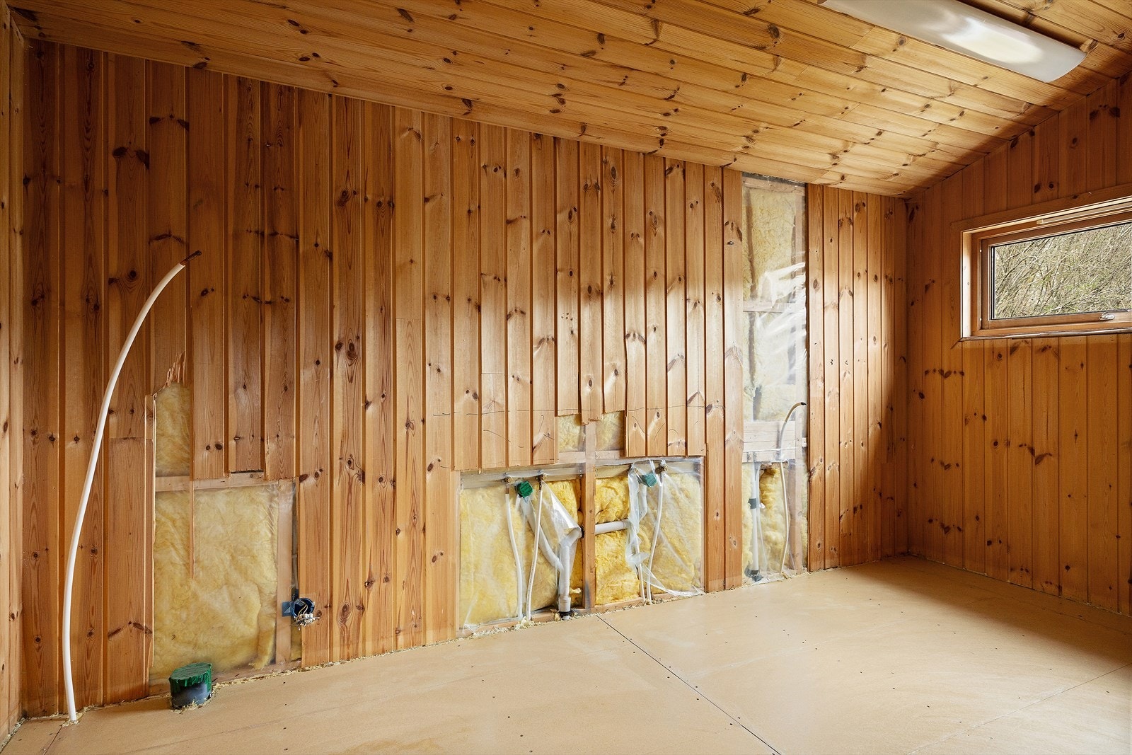 Uinnredet baderom som ny kjøper kan innrede som de selv ønsker. Galleribilde