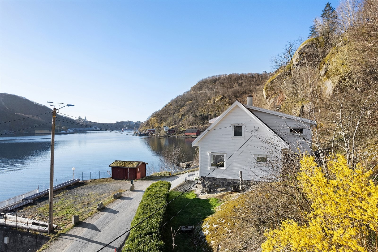 Boligen ligger like ved sjøen i Rekefjord. Galleribilde