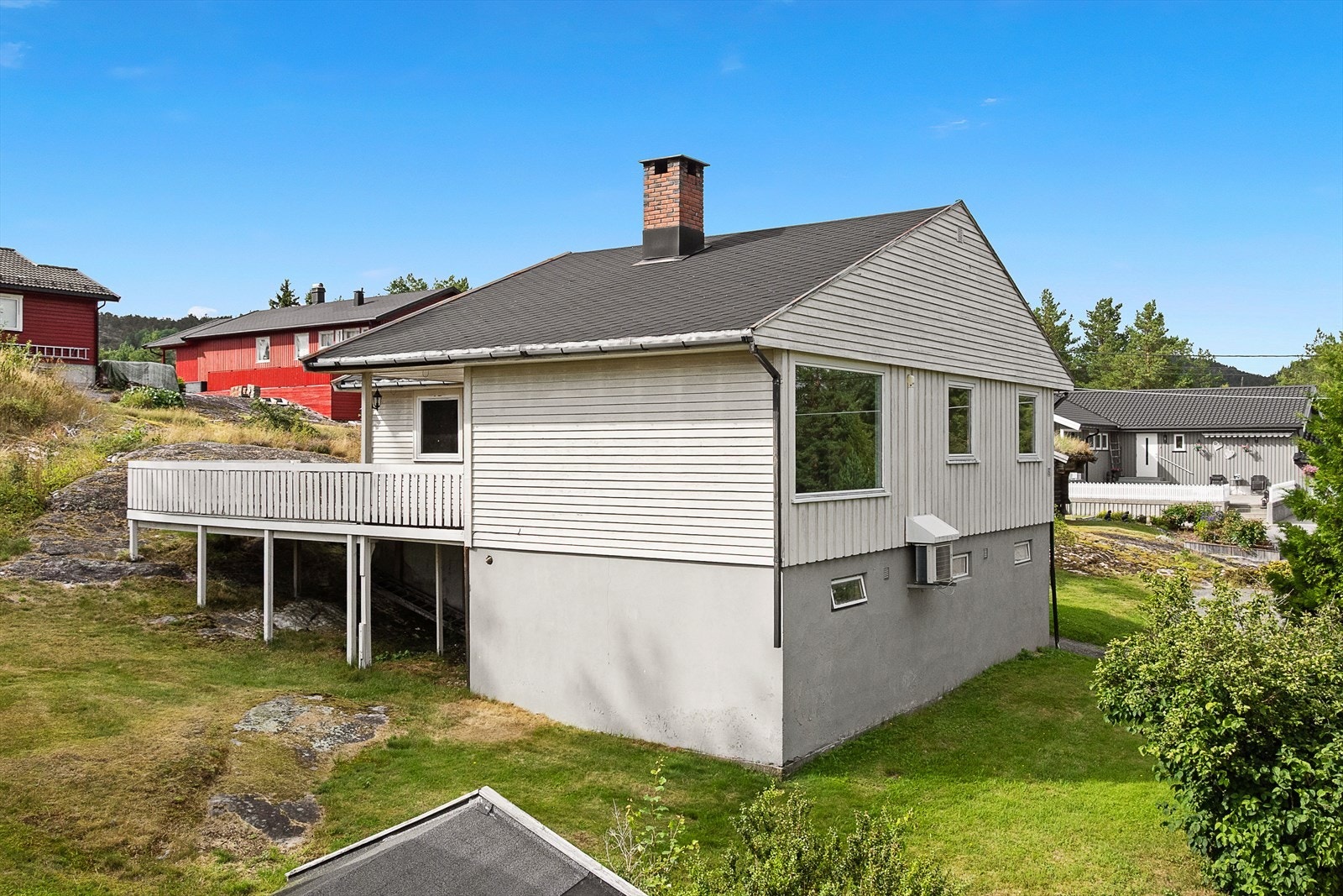 Innholdsrik enebolig over 2 plan, antas oppført i 1978. Galleribilde