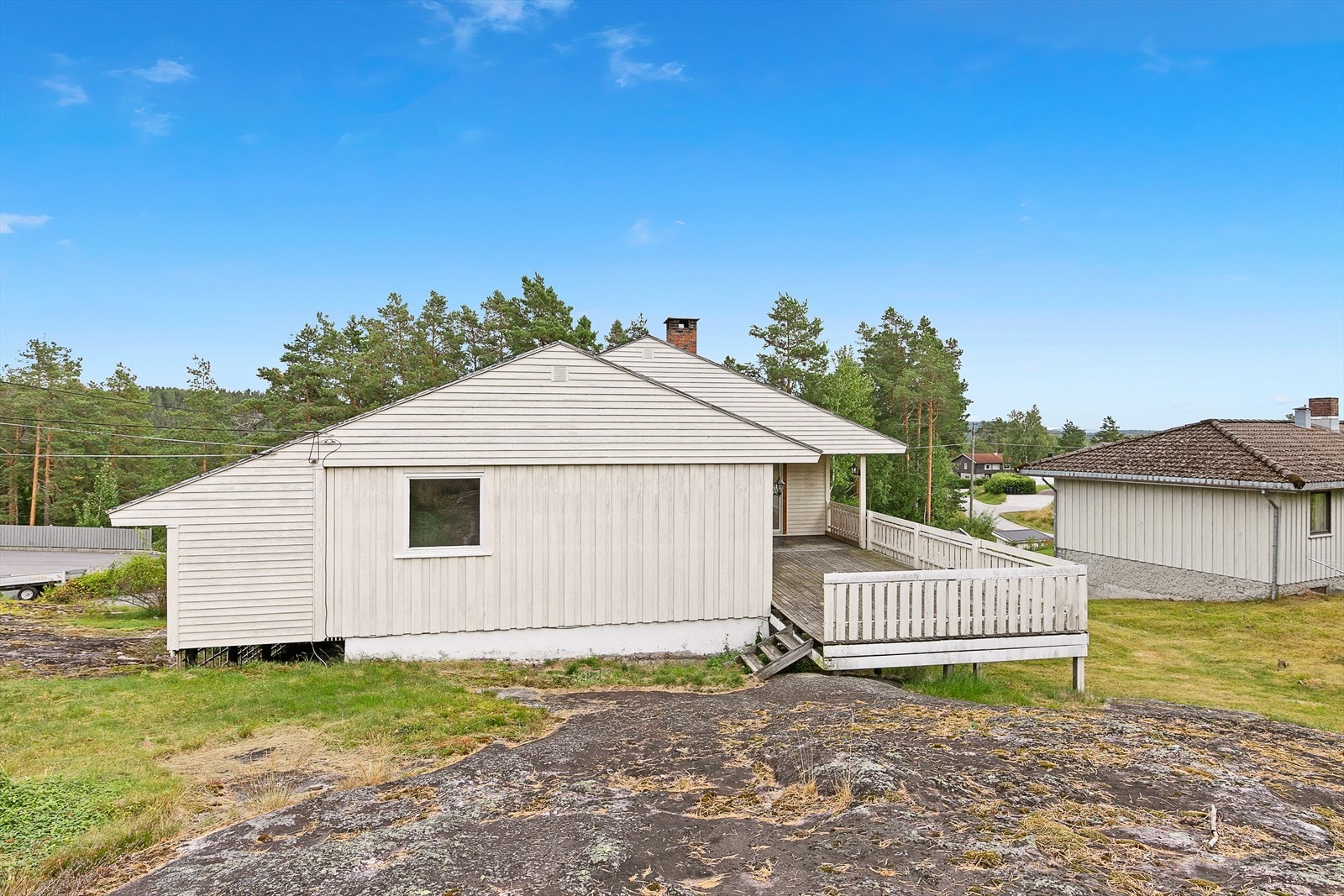 Det er adkomst til terrasse via trapp fra bakkeplan på boligens vest-side. Galleribilde