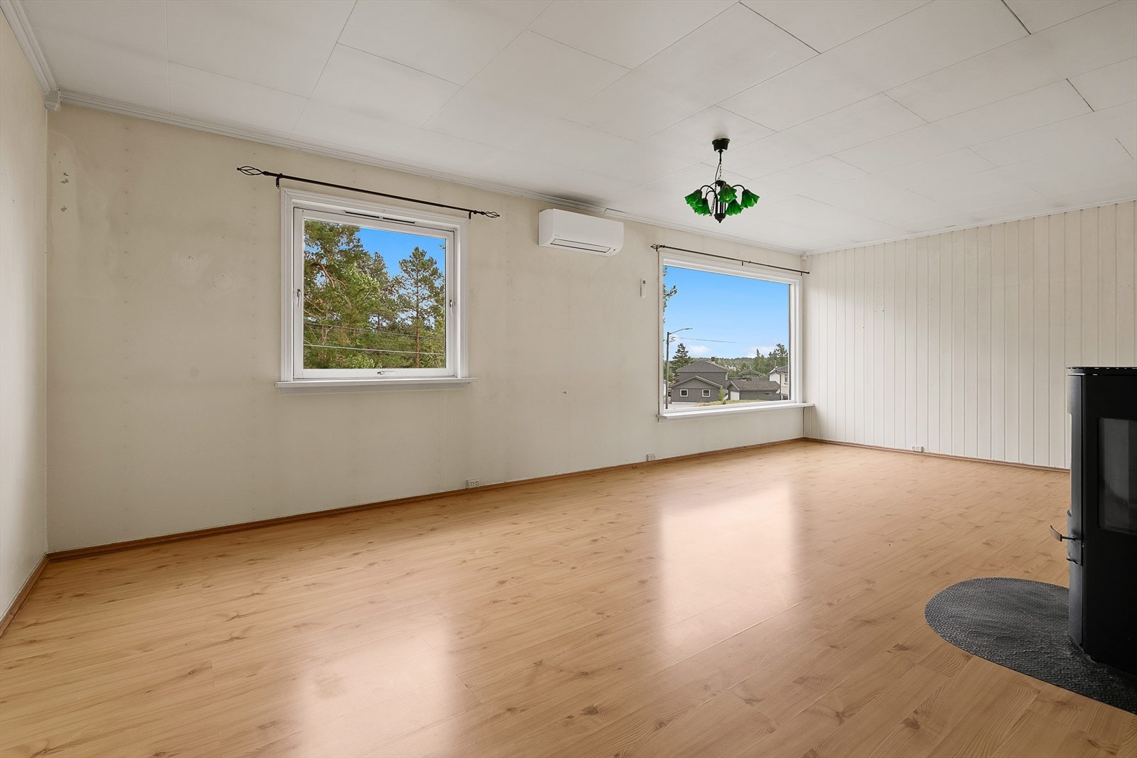 Lys stue med plass til både spise- og sittegruppe. Det er nyere varmepumpe fra 2024. Galleribilde