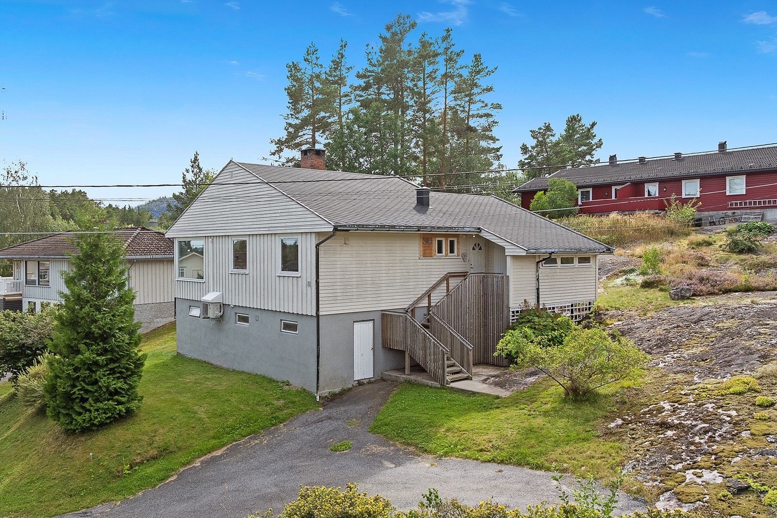 Eiendommen har en attraktiv og barnevennlig beliggenhet i et rolig og etablert boligområde i Drangedal. Galleribilde