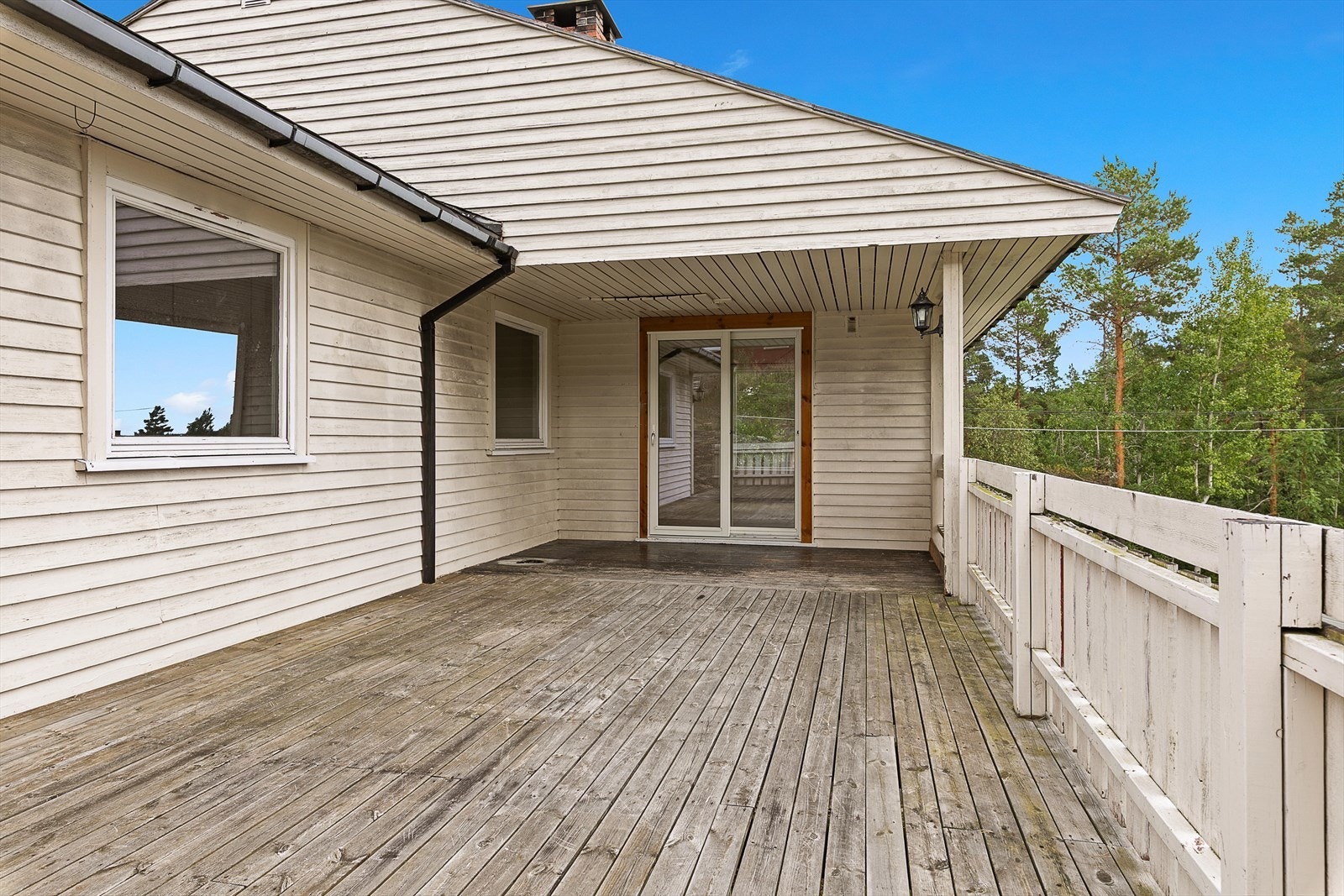 Delvis overbygd terrasse. Galleribilde