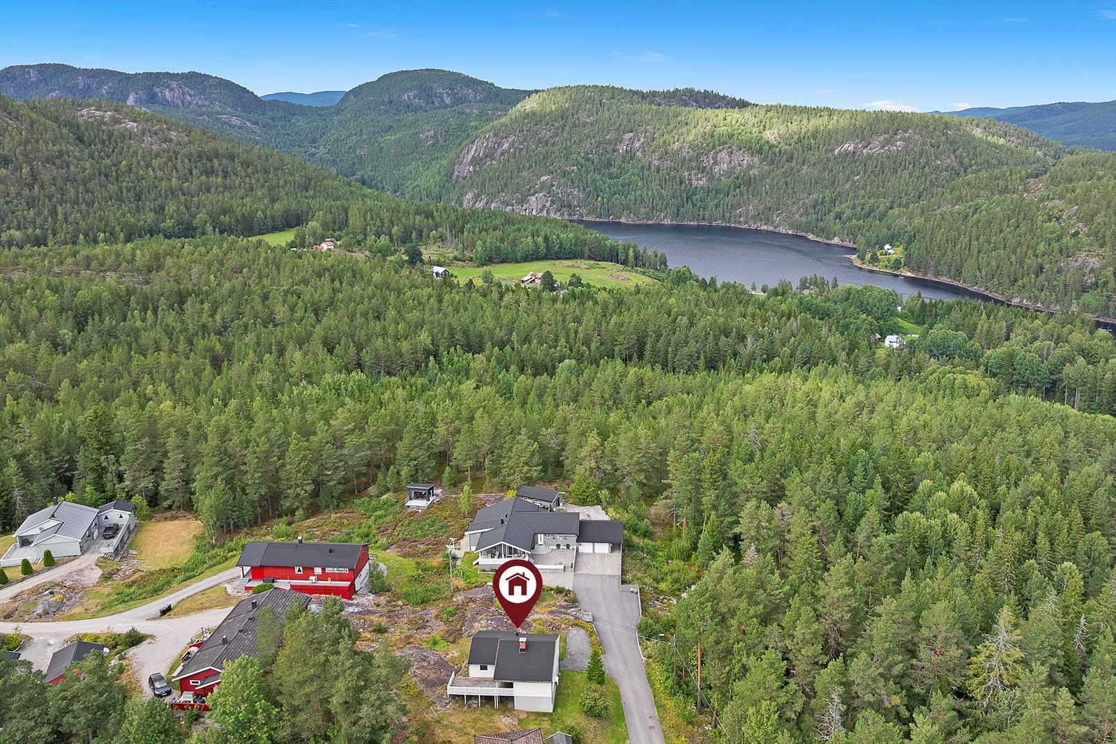 Eiendommen ligger i kort avstand til flotte turområder, badeplasser og fiskevann. Galleribilde