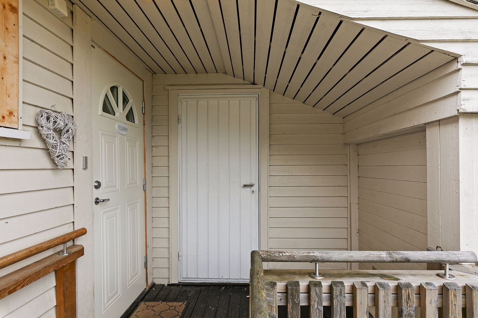 Bod med utvendig adkomst ved entré. Galleribilde