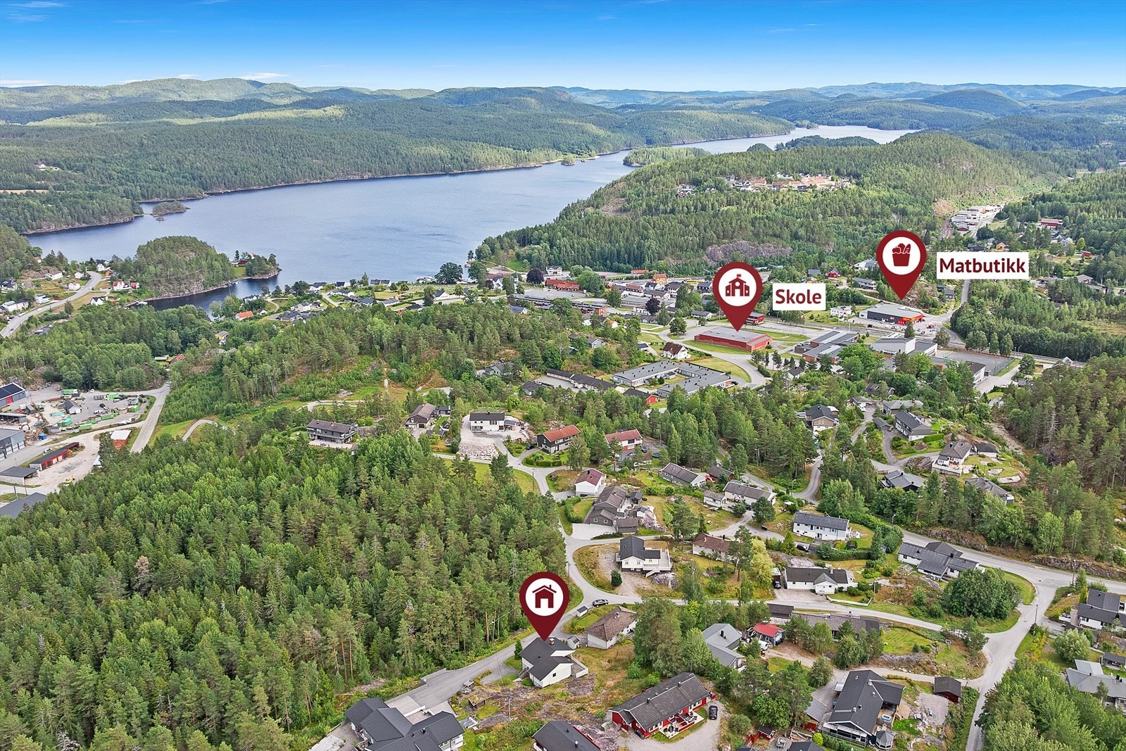 Det er gangavstand til både Drangedal 10-årige skole, barnehage og nærbutikk. Området er kjent for sitt trygge bomiljø og grønne omgivelser. Galleribilde