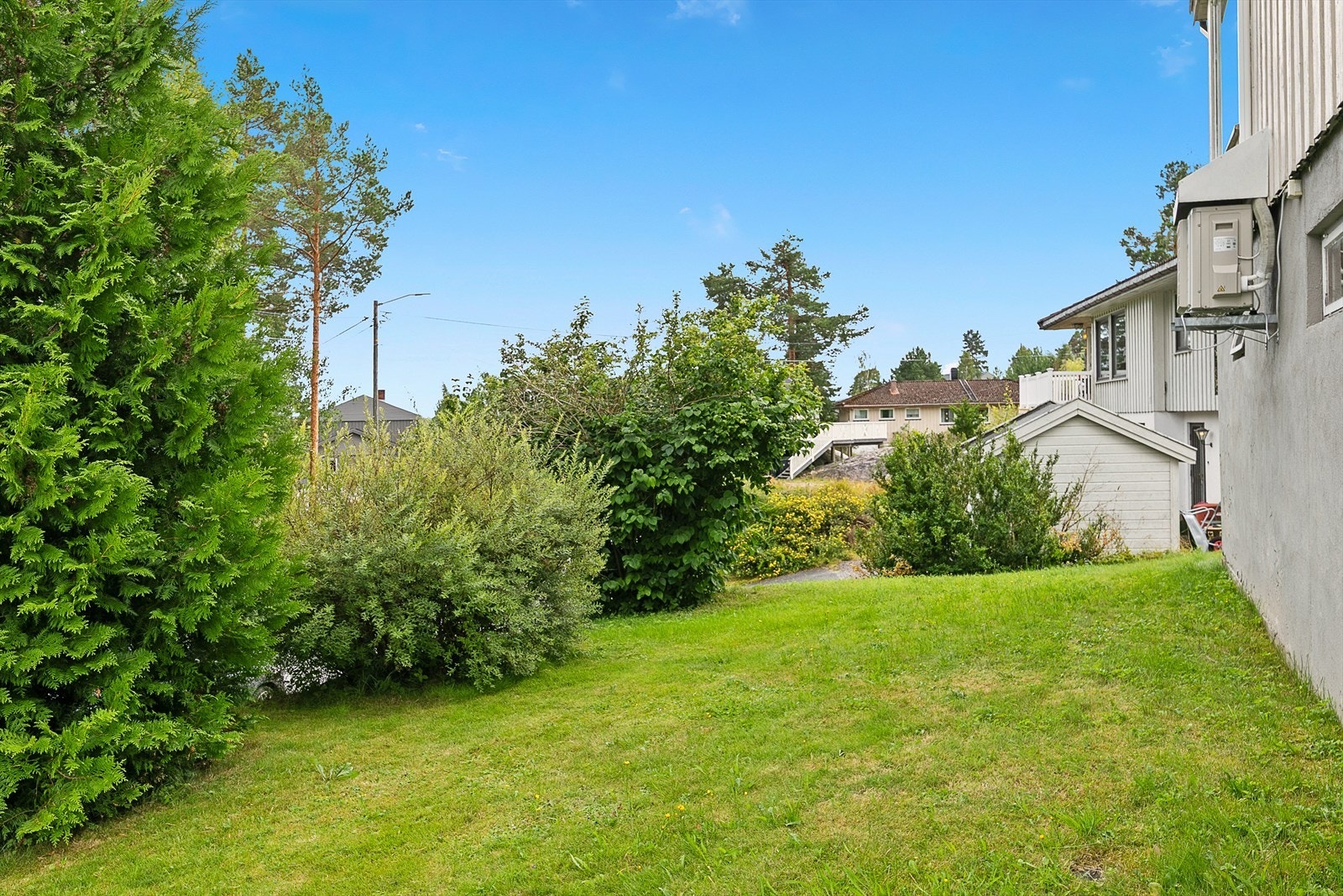 Det er opparbeidet plen på boligens østside. Galleribilde