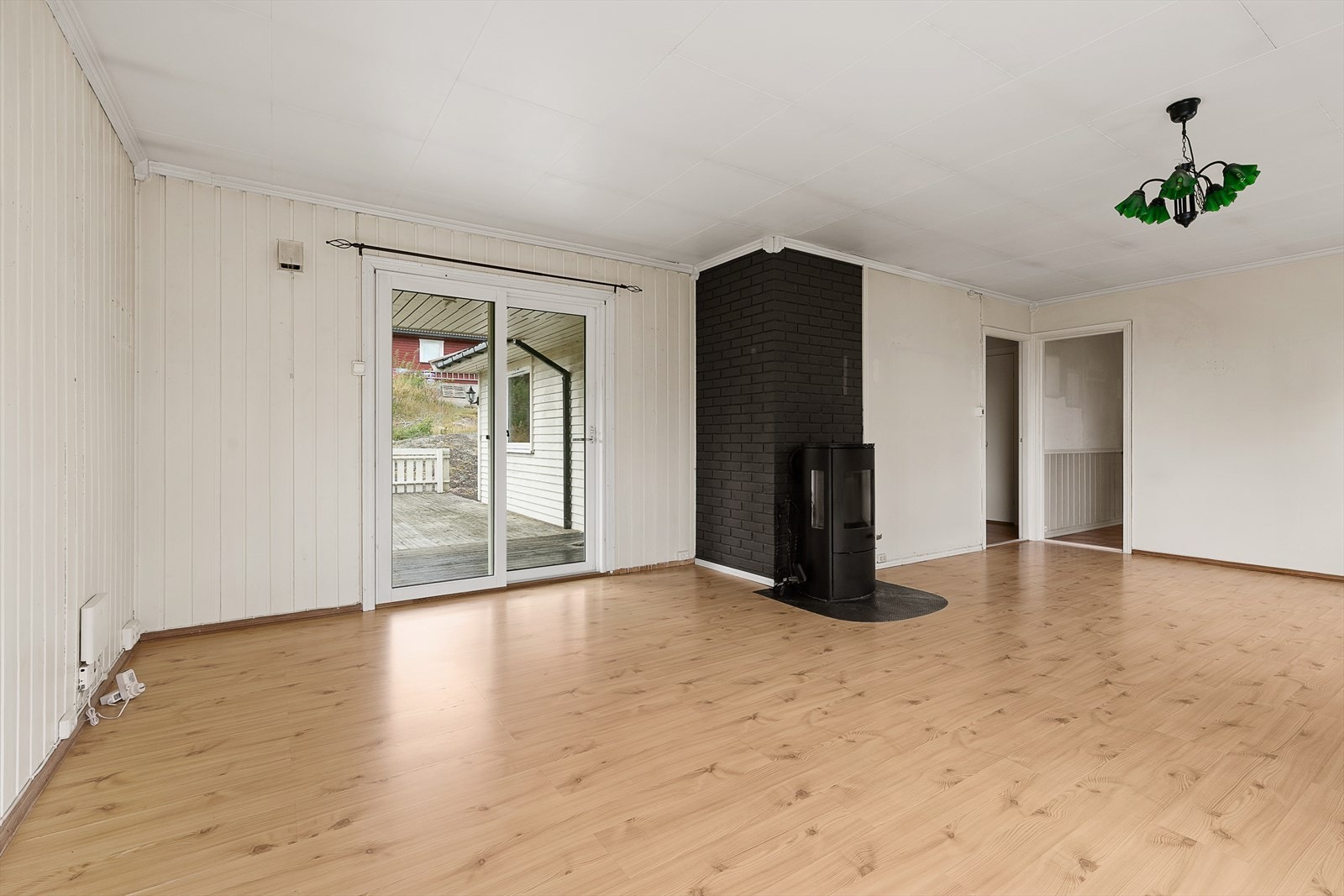 Herfra er det utgang til sør-vest vendt terrasse med gode solforhold. Galleribilde