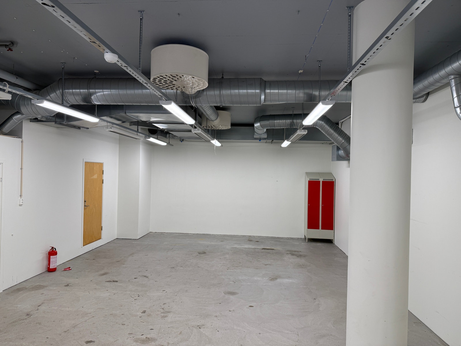 Lagerrom i bakkant Galleribilde