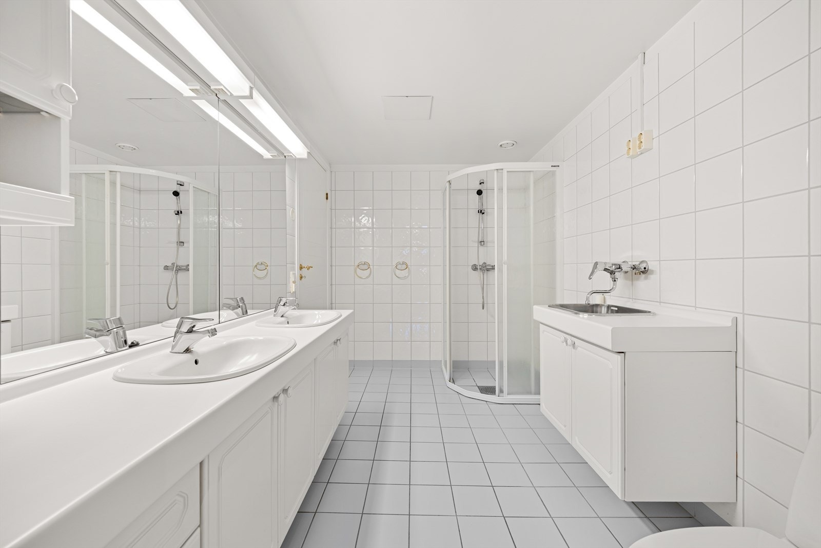 Meget romslig bad med flislagte overflater og varmekabler i gulv Galleribilde