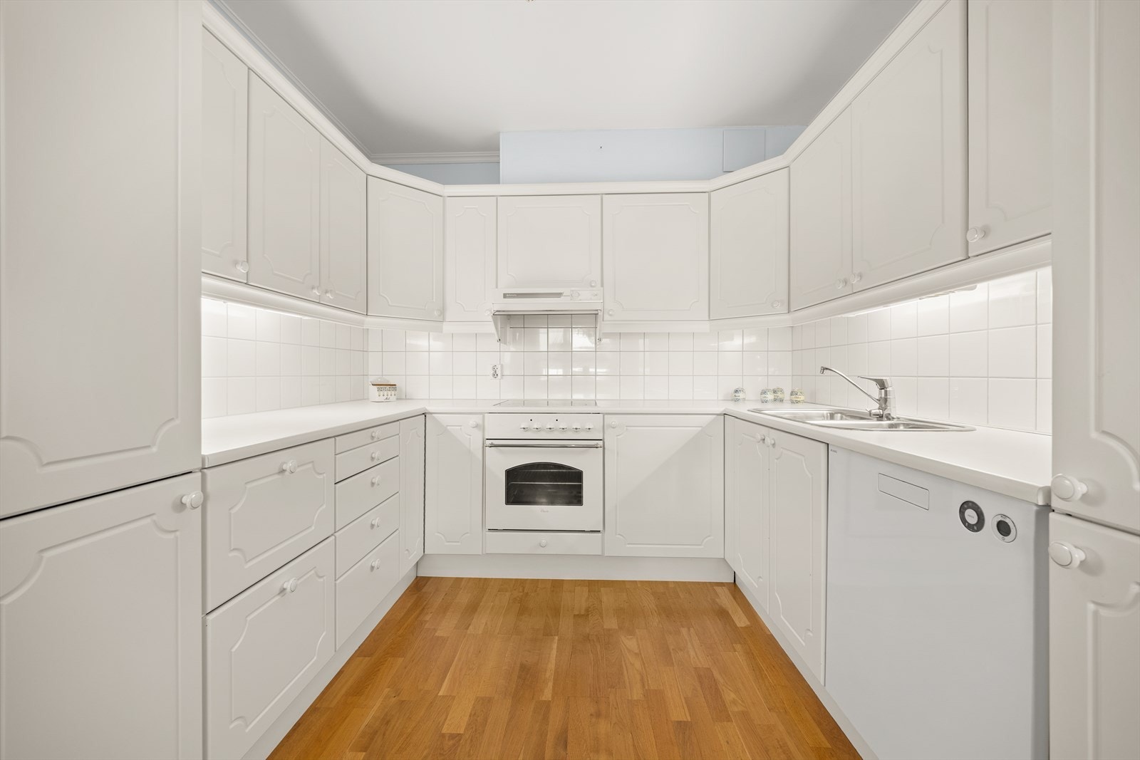 Kjøkkeninnredning med profilerte fronter, frittstående og integrerte hvitevarer Galleribilde