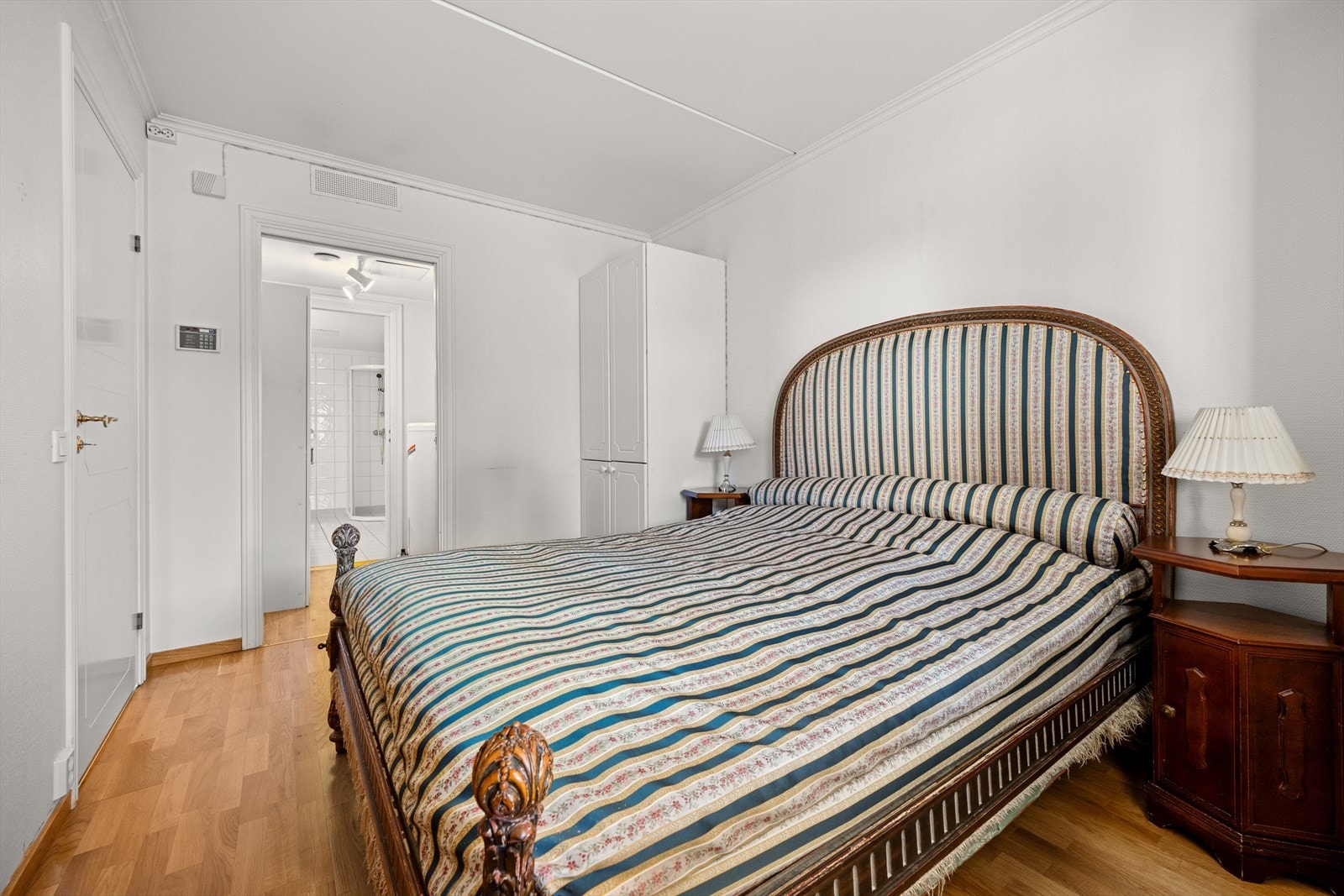 Hovedsoverommet kan enkelt møbleres med dobbeltseng og tilhørende nattbord - Praktisk med direkte adkomst til bod og bad Galleribilde