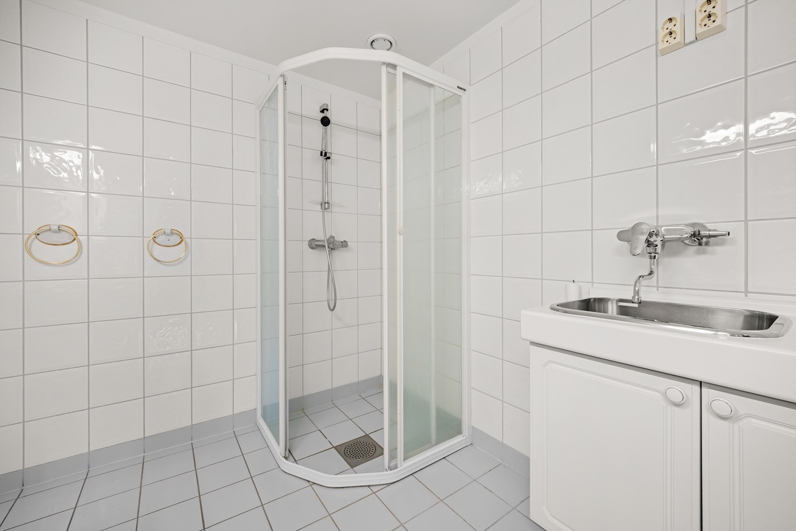 Det er plass for vaskemaskin og tørketrommel på badet Galleribilde