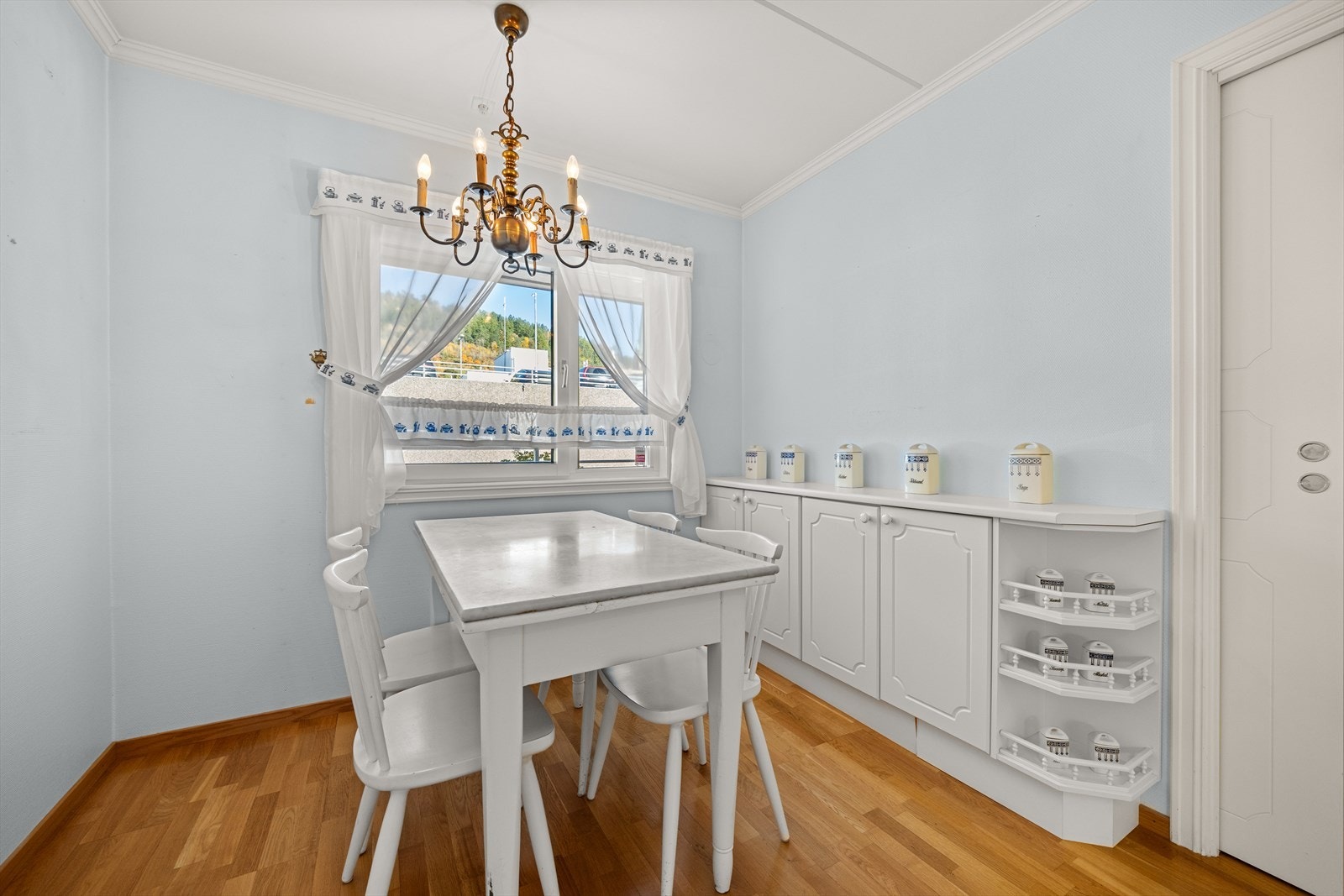 Kjøkkenet er romslig og har godt med oppbevaringsmuligheter i skap og skuffer Galleribilde