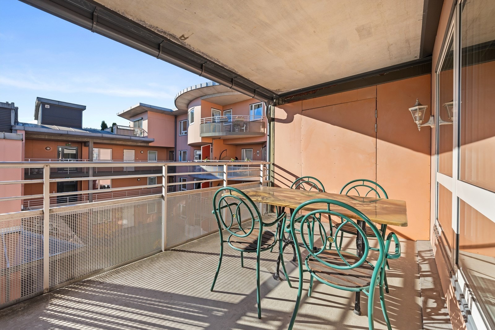 Balkongen er på hele 17m2 Galleribilde