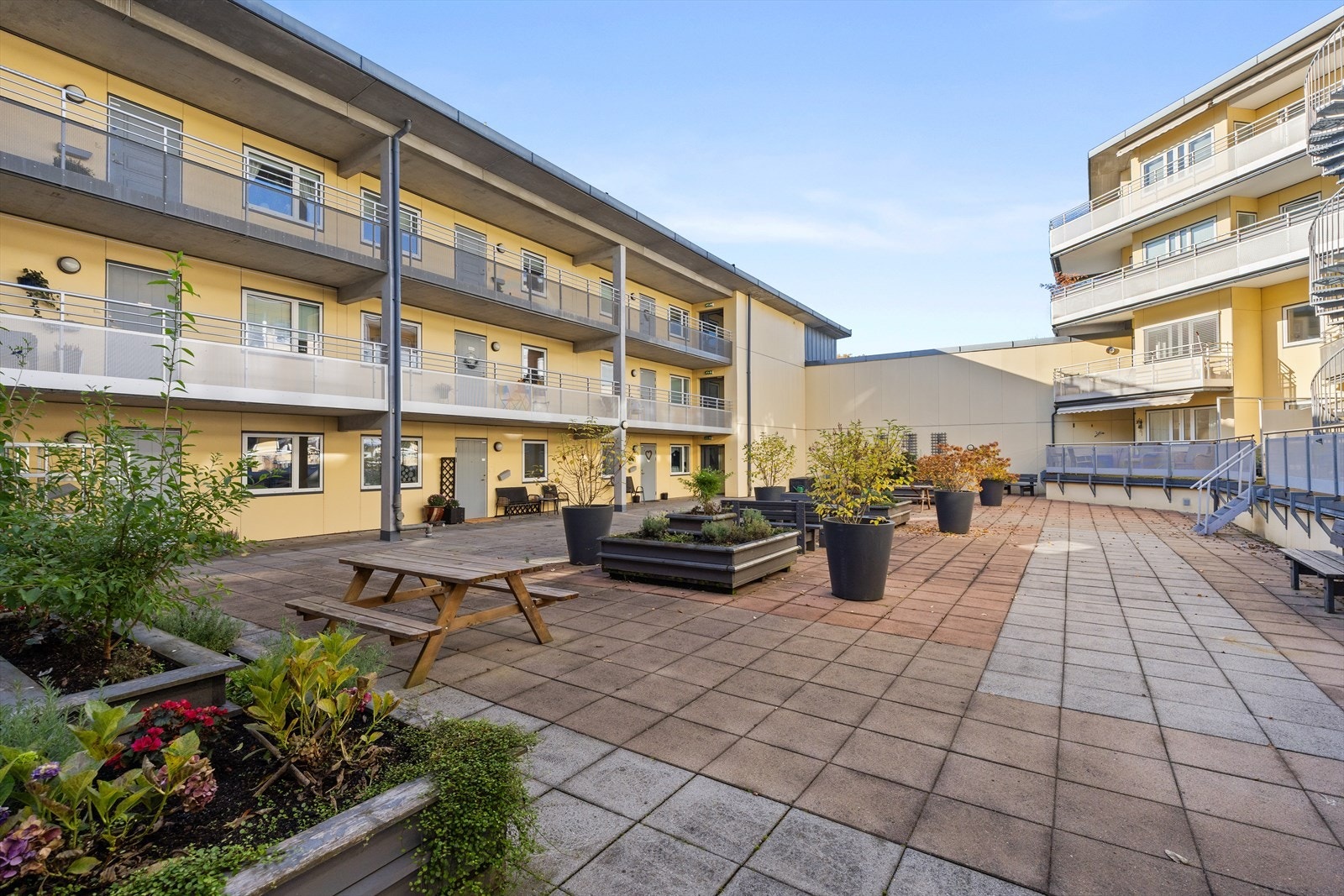 Leiligheten er beliggende i et veletablert sameiet - med heis ned til butikker på Torget Vest Galleribilde