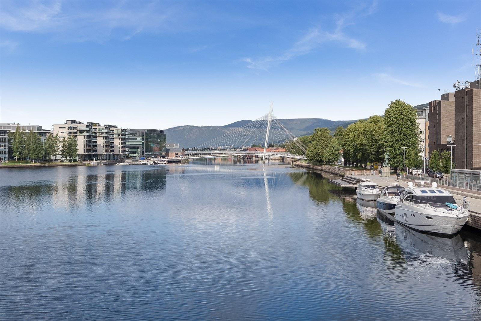 Kort vei til elva fra leiligheten Galleribilde