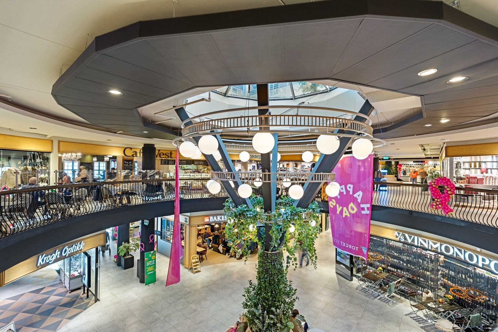 På Torget Vest har du blant annet vinmonopol, SPAR, kaféer, apotek, blomsterbutikk mm. Galleribilde