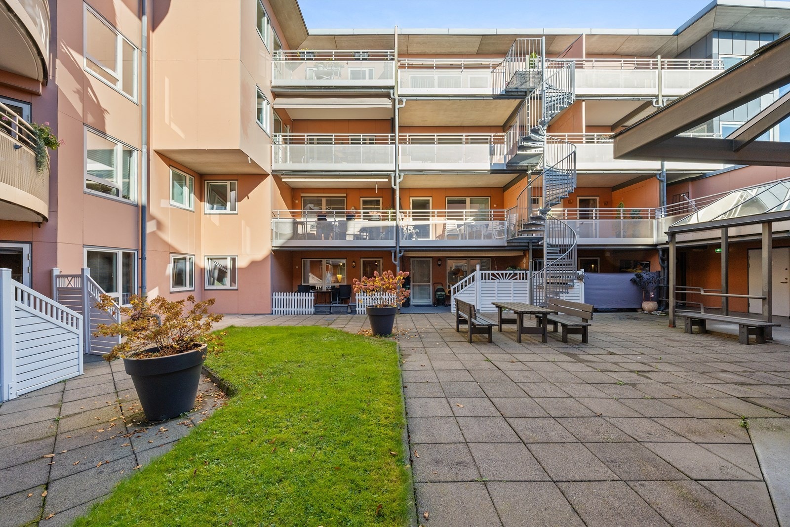 Felles atrium pent opparbeidet med sittegrupper og beplantning Galleribilde