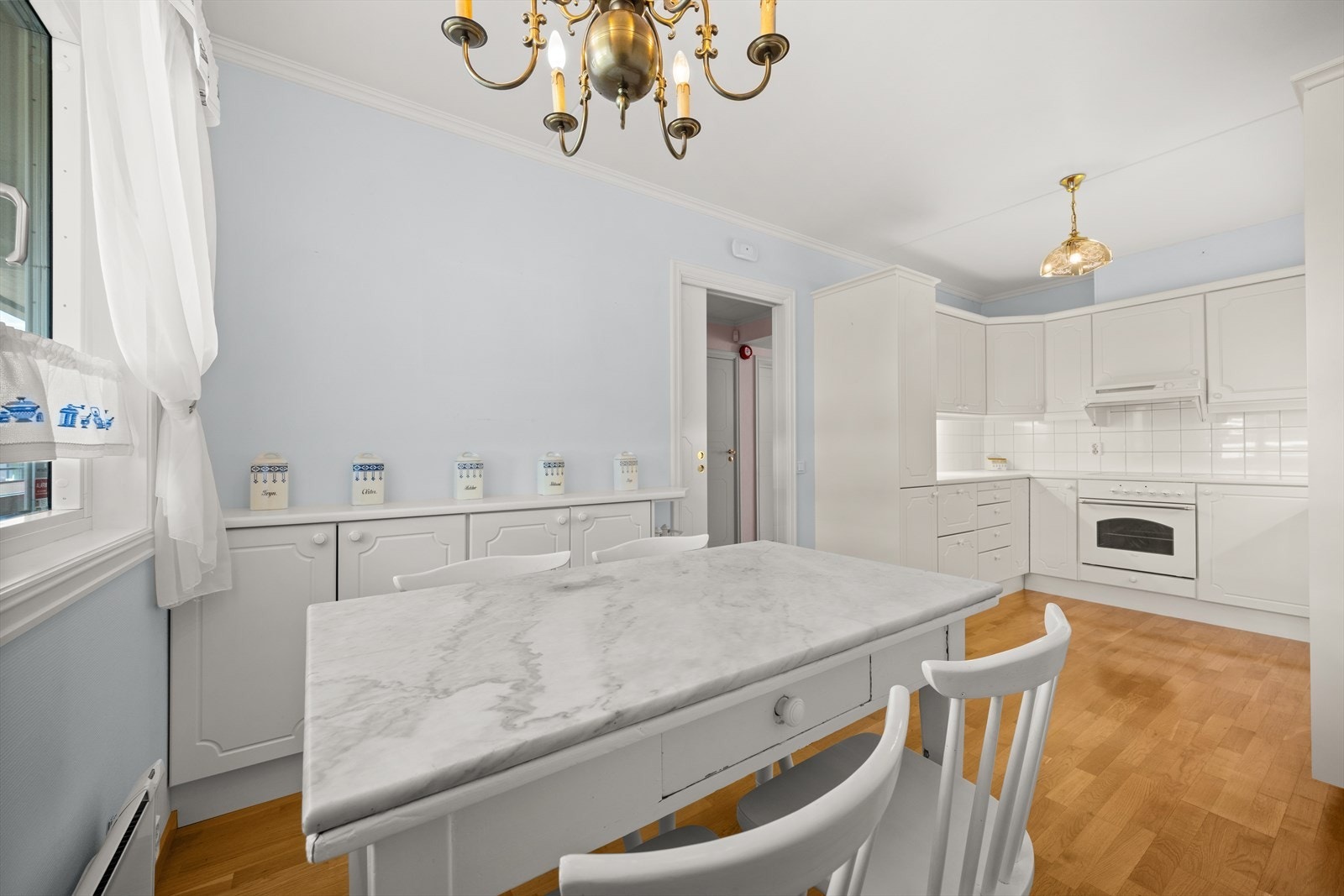 Kjøkkenrommet er romslig med god plass til spisebord også her Galleribilde