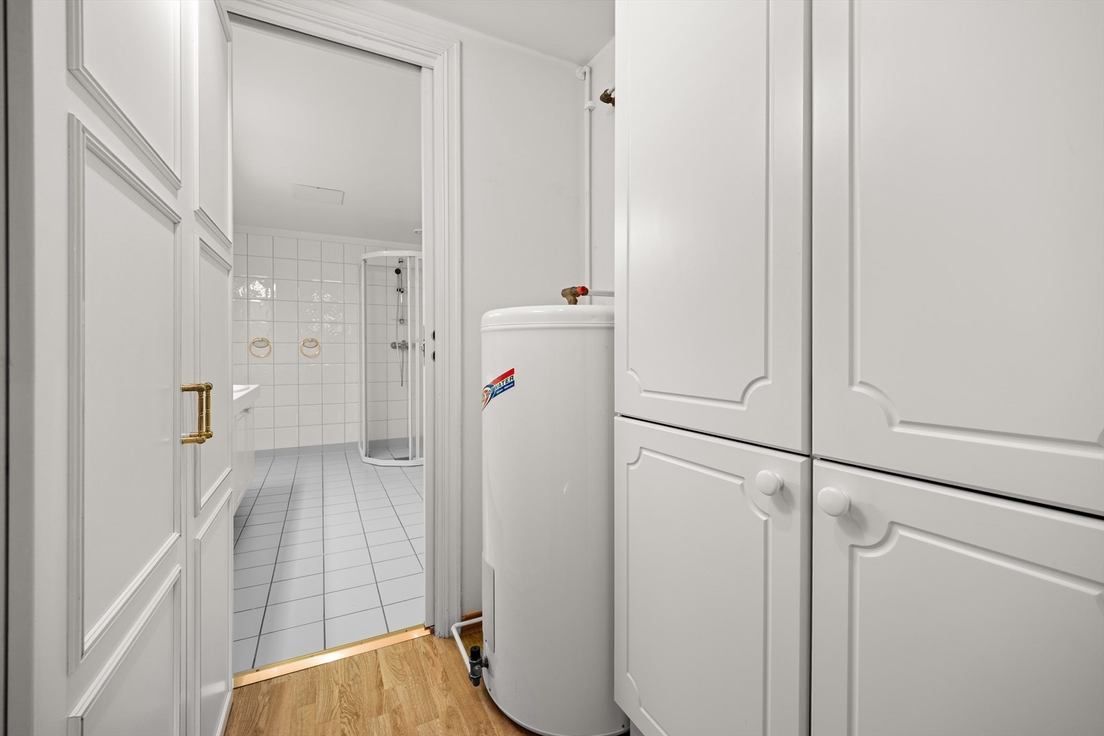 Her er det innredet med skap for ekstra oppbevaringsmuligheter Galleribilde