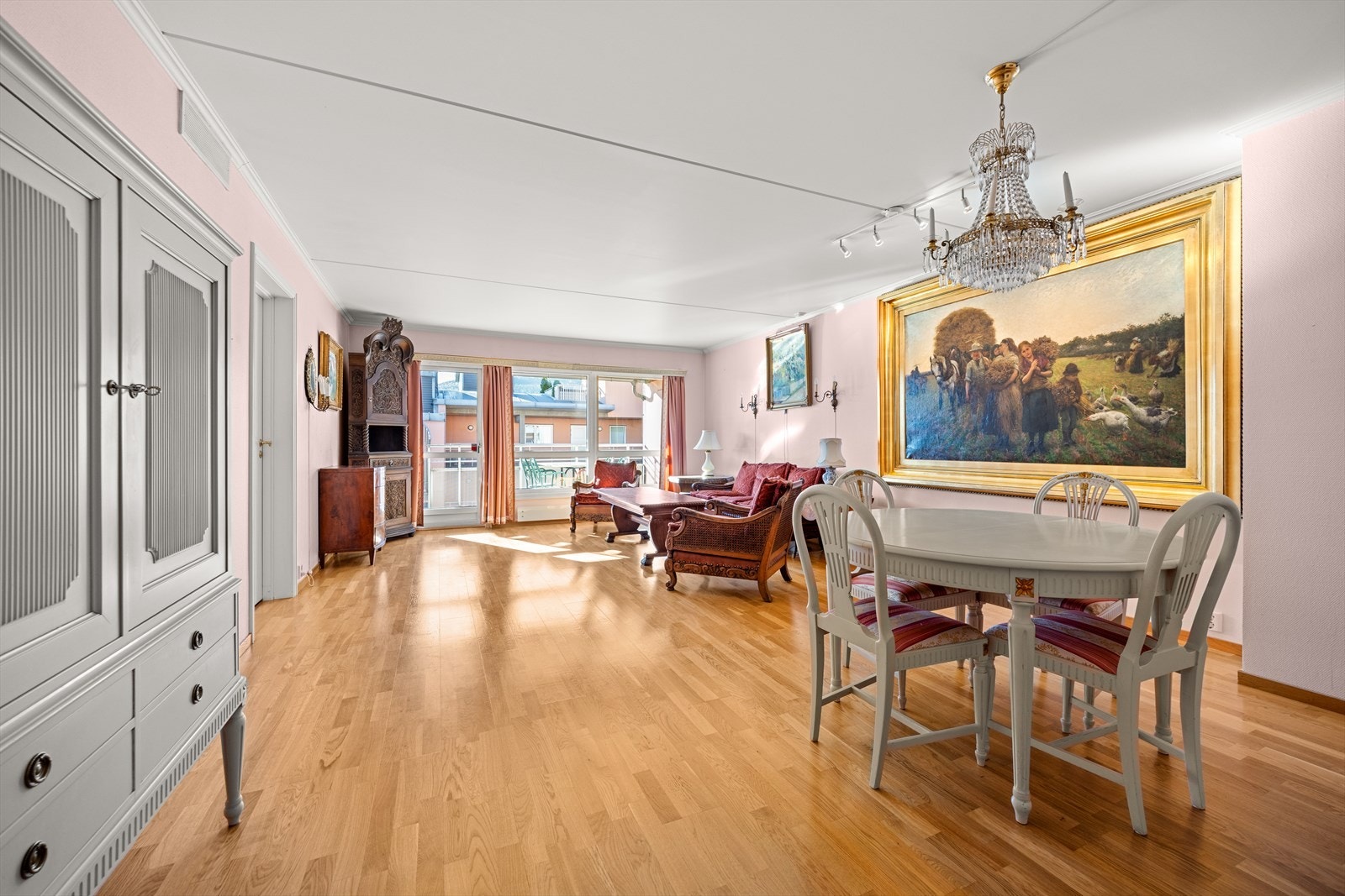 Leiligheten er beliggende over populære Torget Vest med enkel tilgang til "alt" av servicetilbud Galleribilde