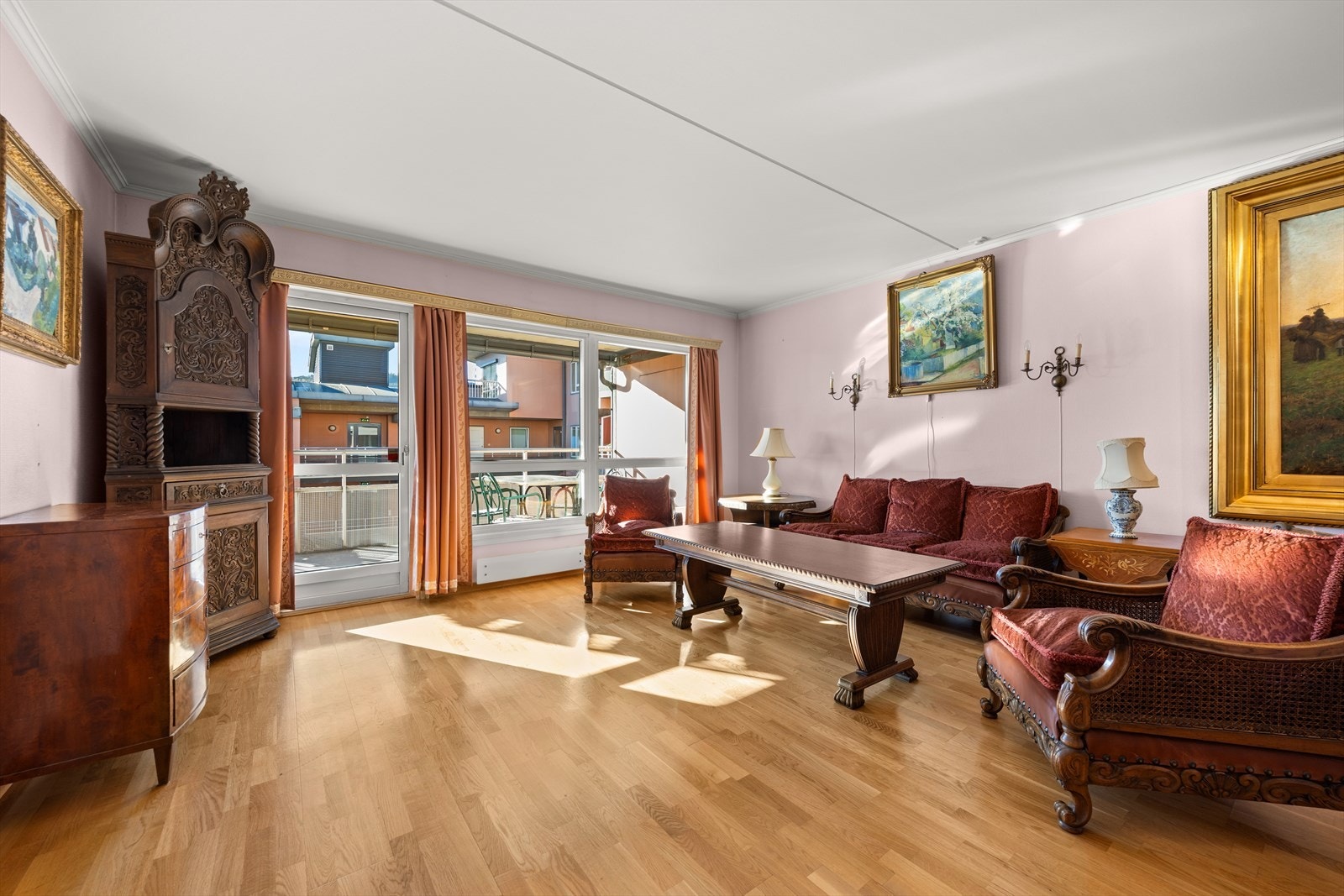 Fra stuen er det adkomst til stor overbygd balkong Galleribilde