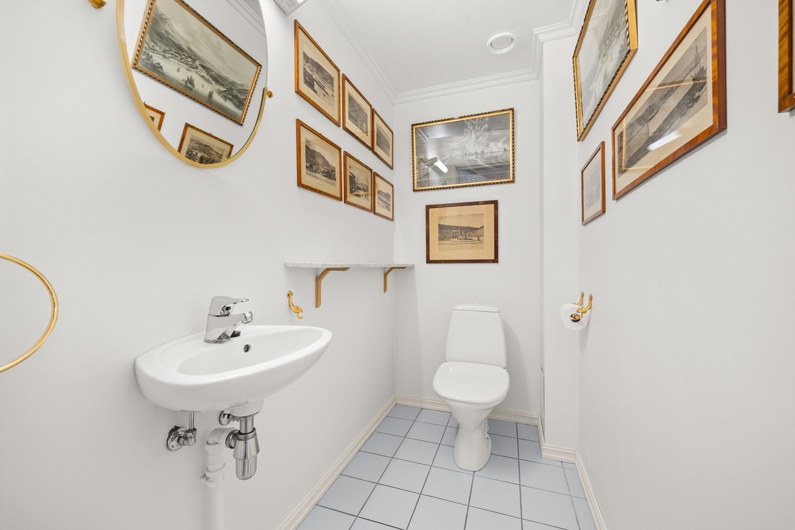 Pent og praktisk toalettrom Galleribilde