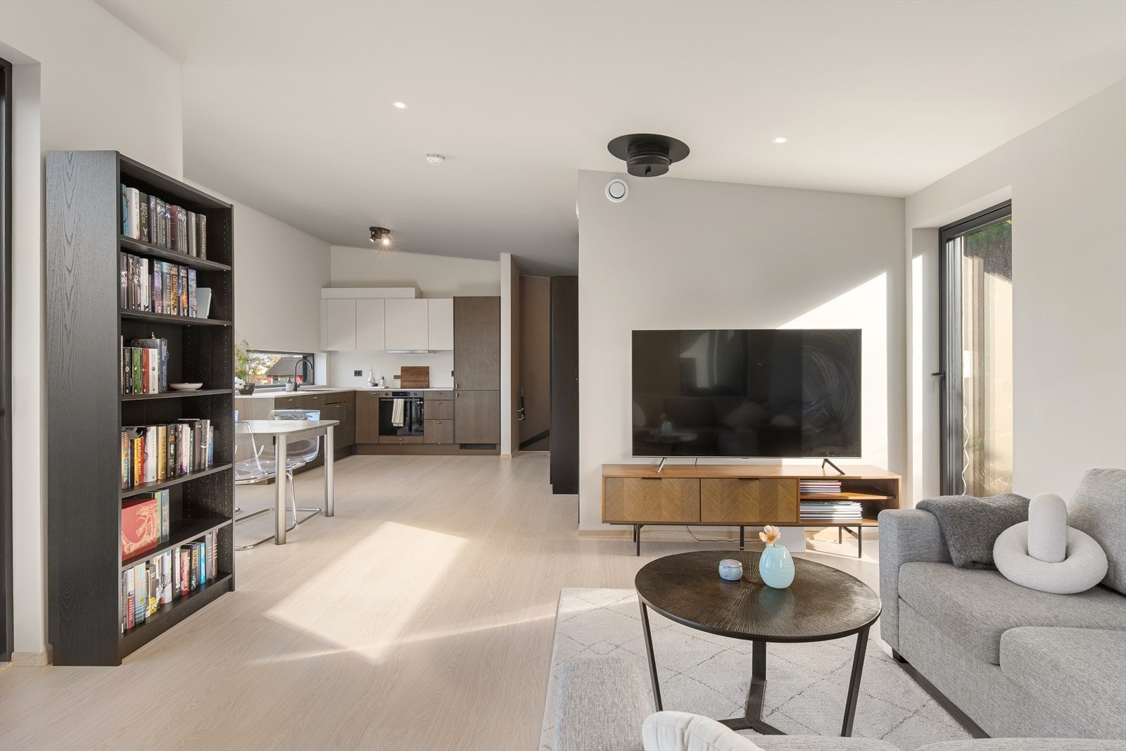 God plass for stor sofagruppe og spisebord Galleribilde