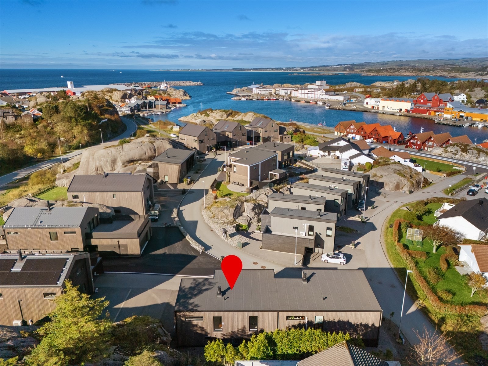 I Sirevåg finner man både nærbutikk, småbåthavn, fiskeriutsalg og kafe "Fiskefruen", Roxman bakeri, serveringsstedet "Pauserommet", Sirevåg konferansehotell, legesenter, togstasjon og barnehage. Galleribilde