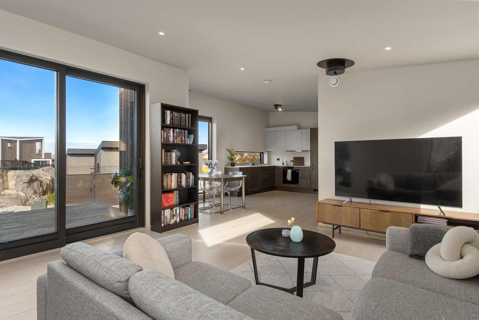 Lys laminat på gulv og malte slette veggflater Galleribilde