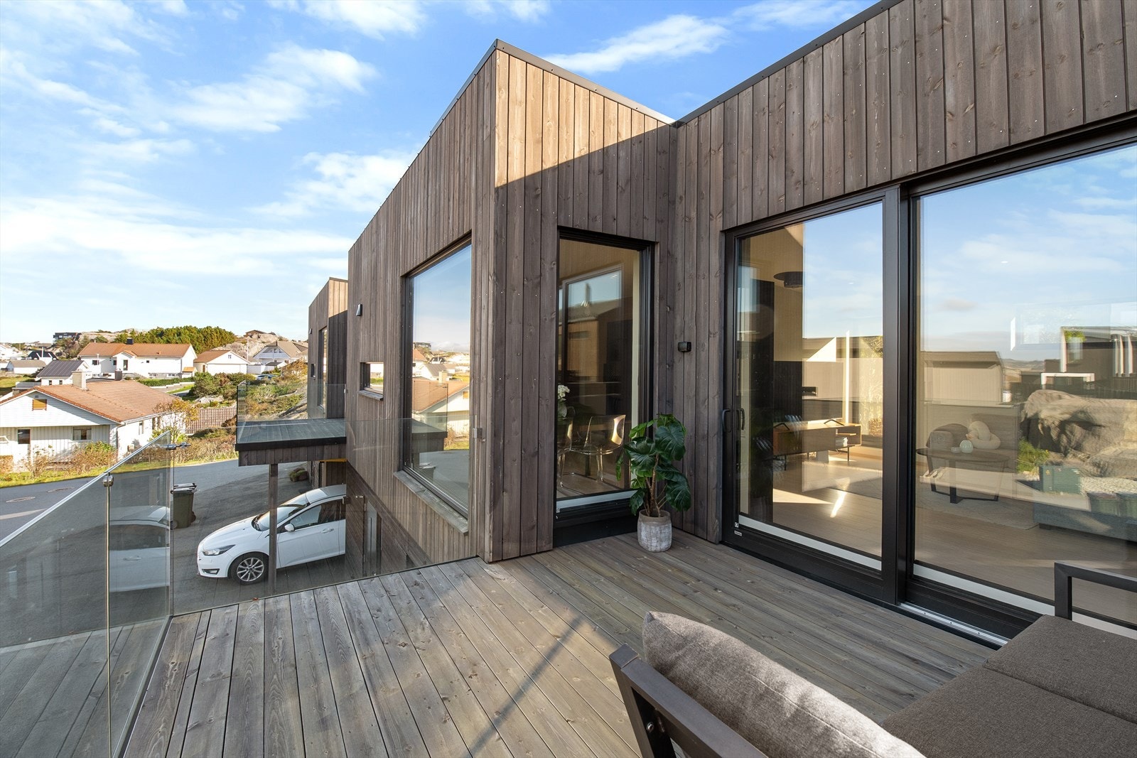 Innbydende vertikaldelt tomannsbolig oppført i 2023. Galleribilde