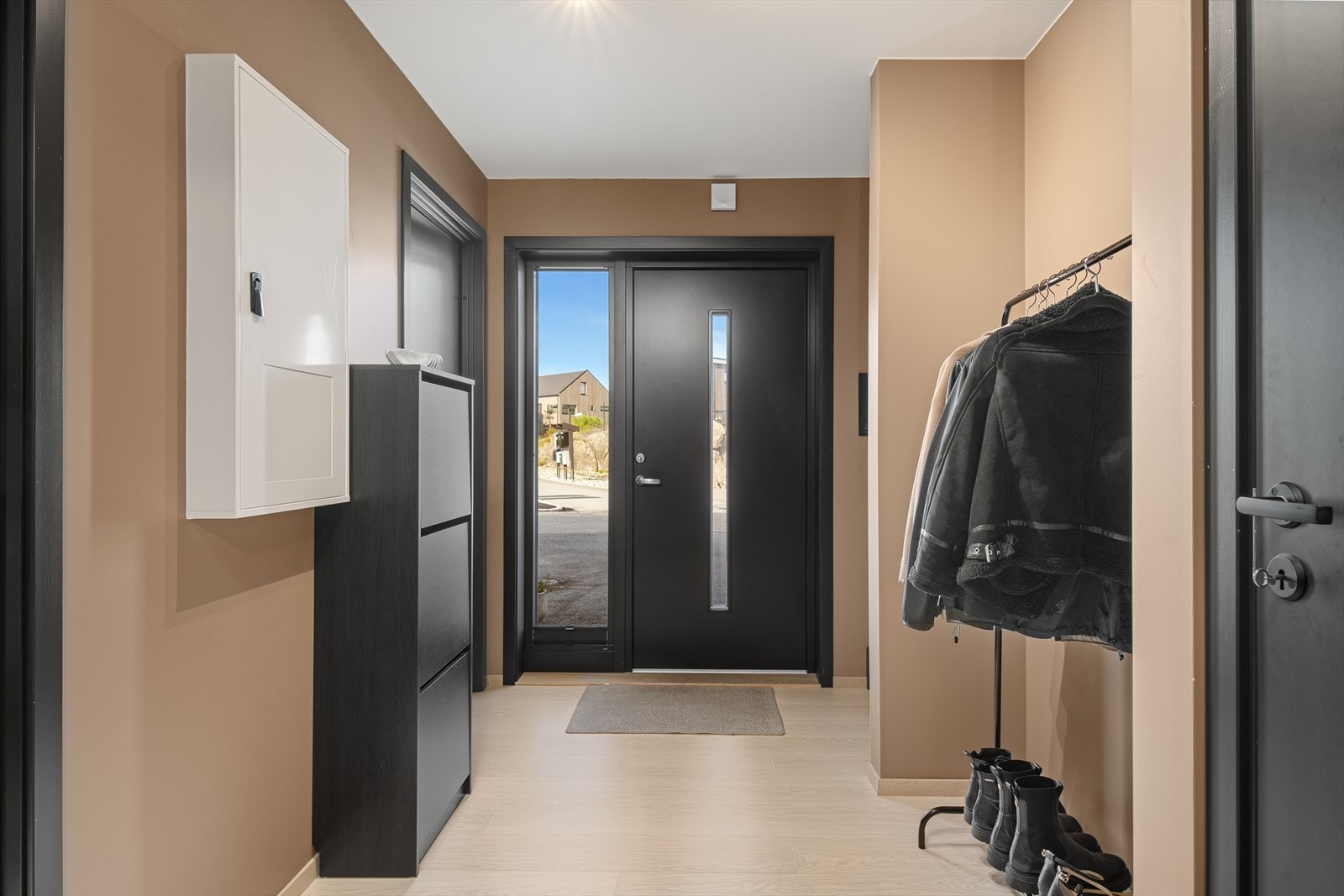 Entre/gang med plass for diverse oppbevarinsløsninger Galleribilde