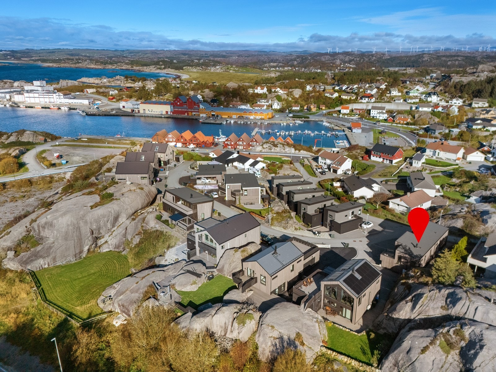 Eiendommen ligger i en nyere del av etablert boligområde i Sirevåg. Her bor man i umiddelbar nærhet til fantastiske turområder og sandstrender. Kupert fjellområde og maritime omgivelser er Sirevåg sitt kjennetegn Galleribilde