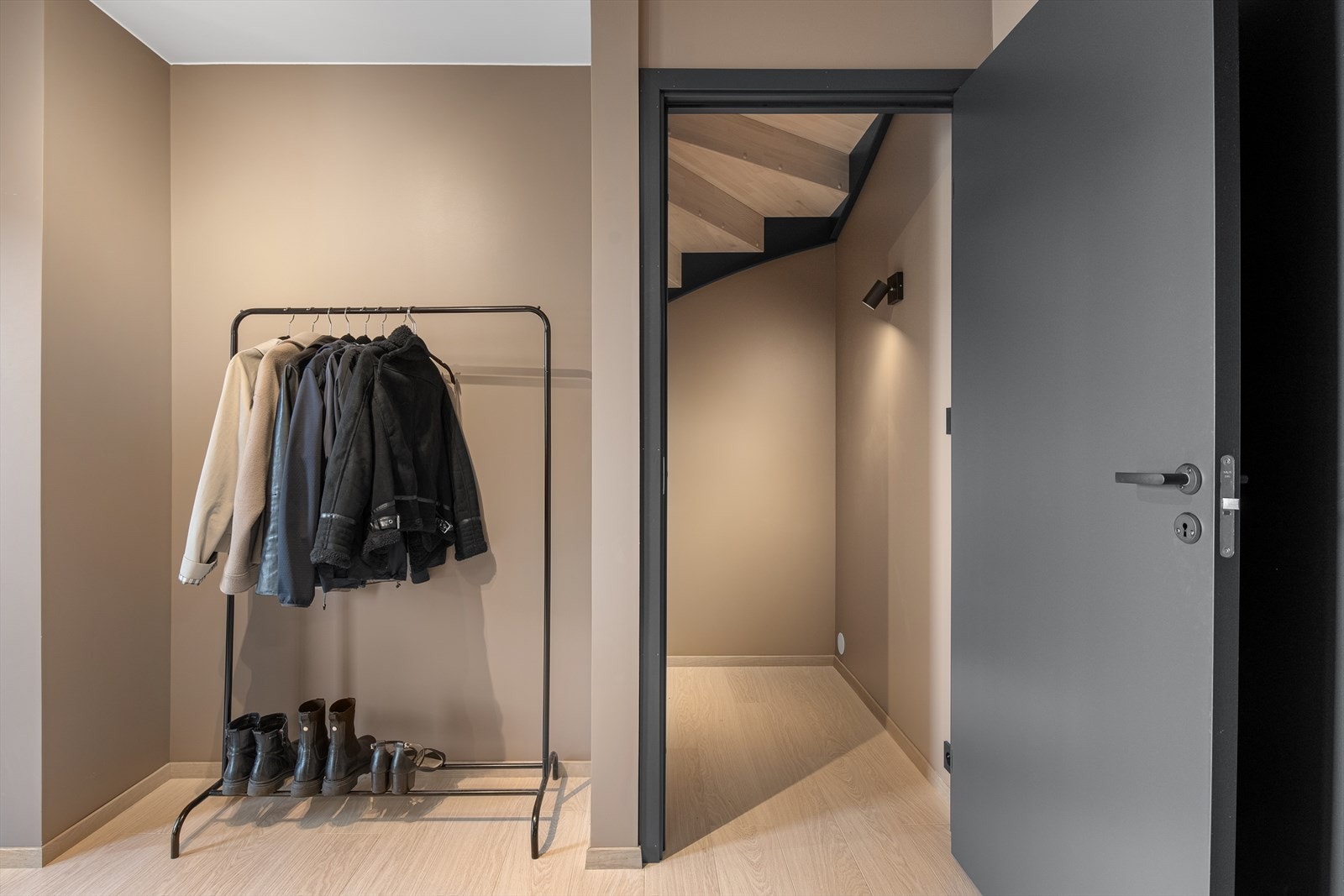 Bod under trapp Galleribilde