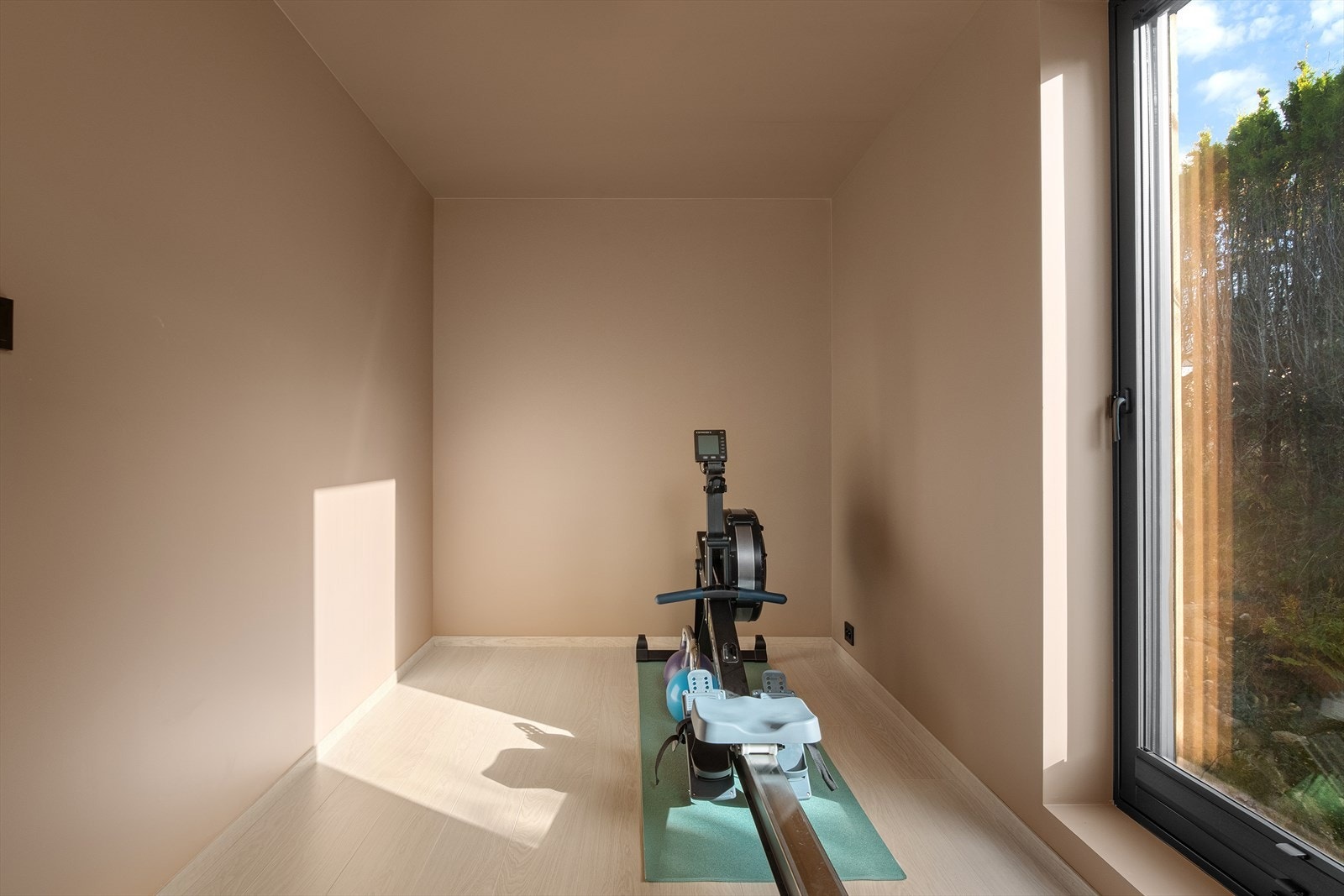 Soverom i 2. etasje er malt i en delikat jordfarge Galleribilde