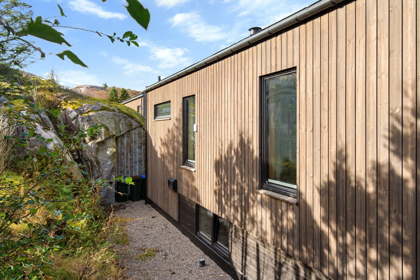 Gruset område på bakside av boligen Galleribilde