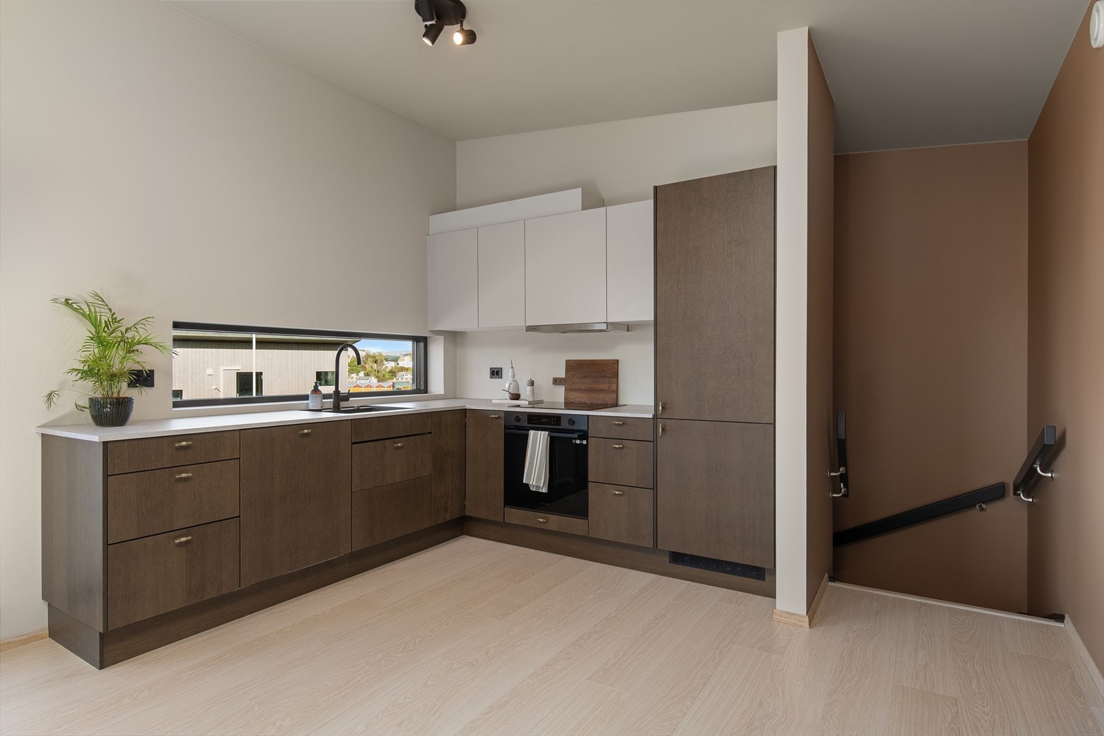 Lekker kjøkkeninnredning med integrerte hvitevarer Galleribilde