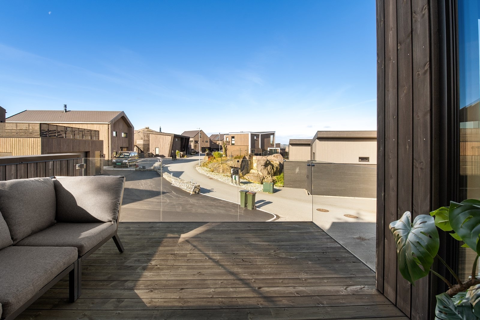 Balkong med fin utsikt og god plass for sittegruppe Galleribilde