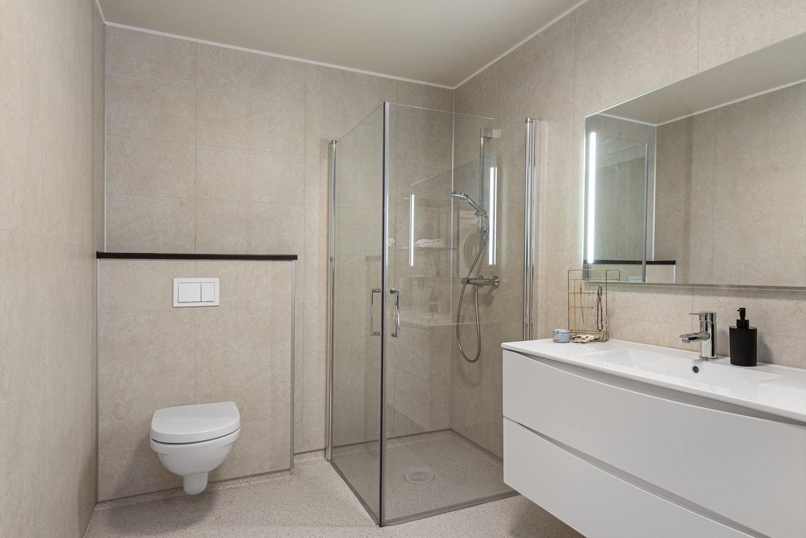 Bad/vaskerom har belegg på gulv og baderomsplater på vegg. Varmekabler. Galleribilde