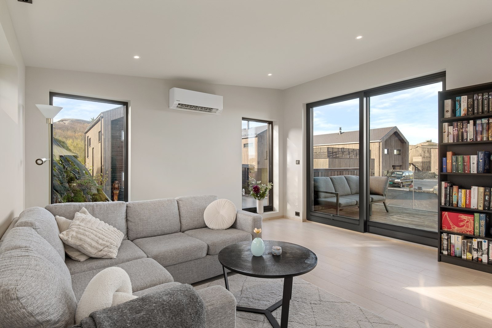 Stue og kjøkken i åpen løsning. Vindusflater fra 3 sider gir rommet rikelig med dagslys. Galleribilde